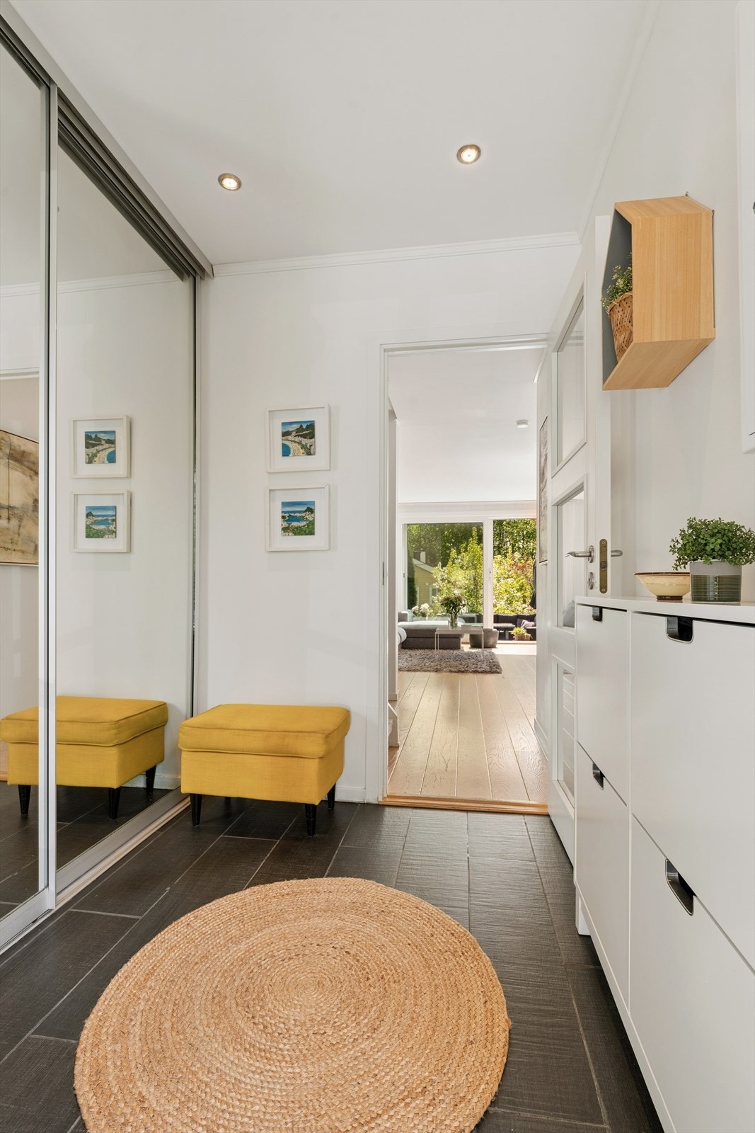 Entré med fliser og gulvvarme samt god lagringsplass i skyvedørsgarderobe. Galleribilde