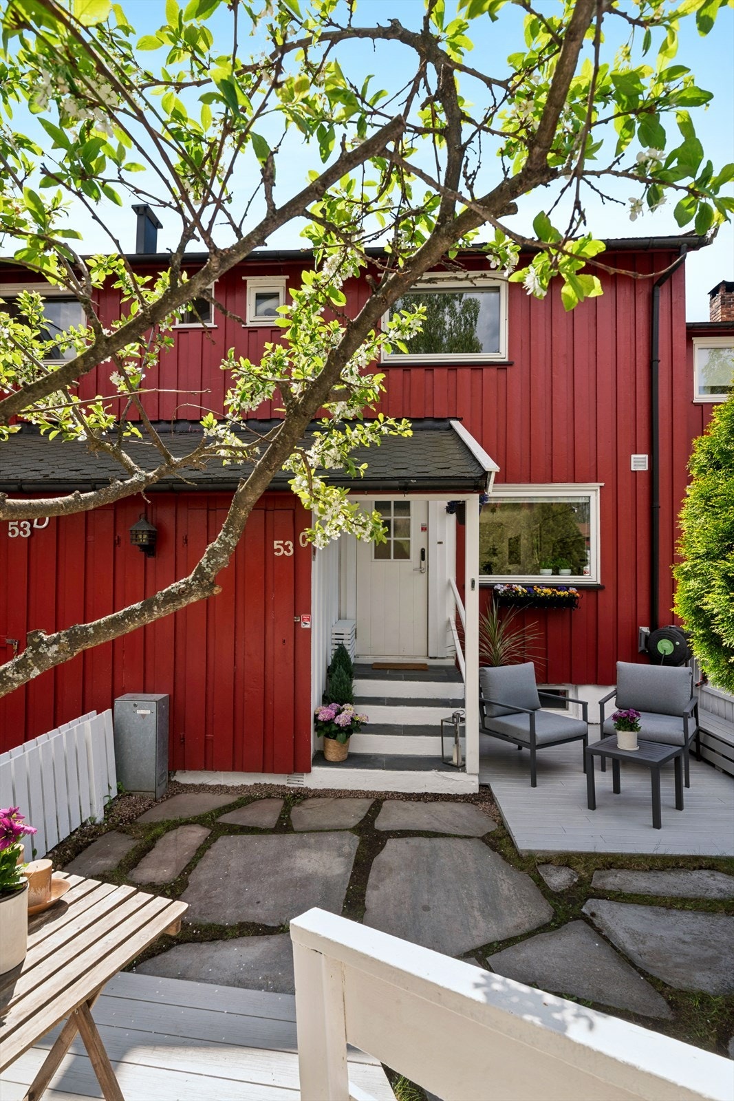 Meget hyggelig inngangsparti med to uteplasser. Galleribilde