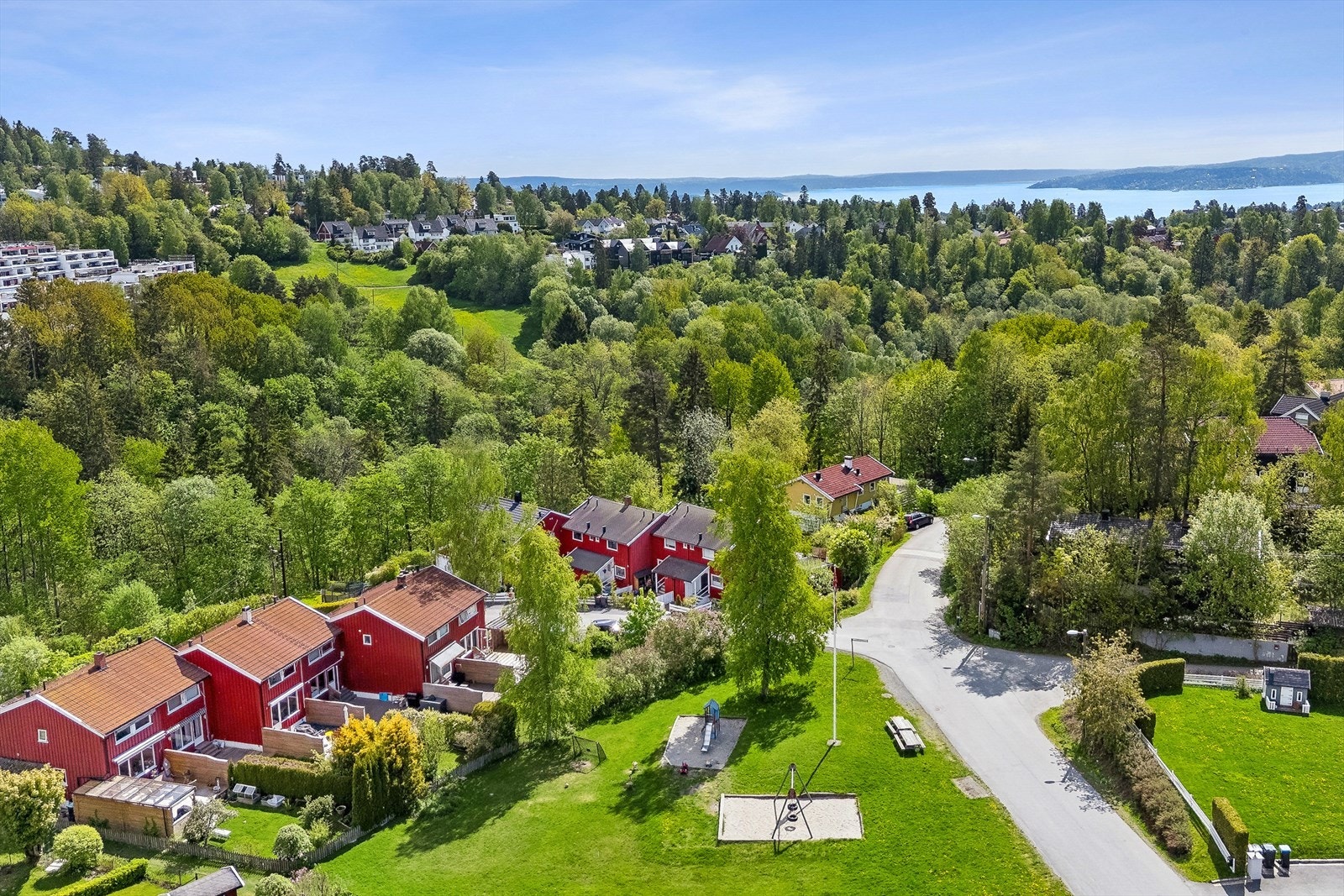 Boligen har en meget attraktiv beliggenhet med store, felles grøntområder og lekeplass i midten av bebyggelsen - supert for barnefamilier! Galleribilde