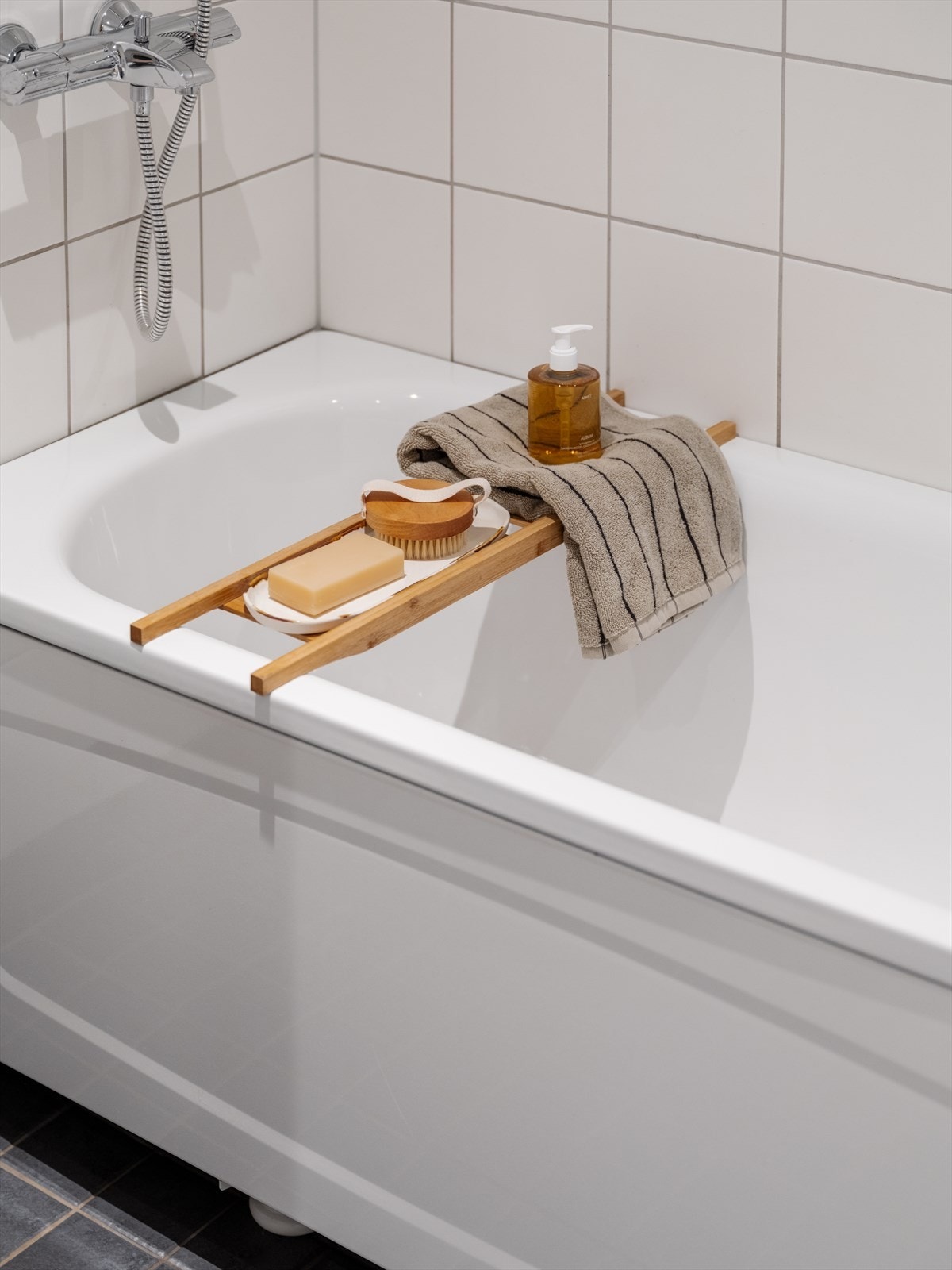 Badet er innredet med badekar, en praktisk løsning som passer godt for både voksne og barn. Galleribilde