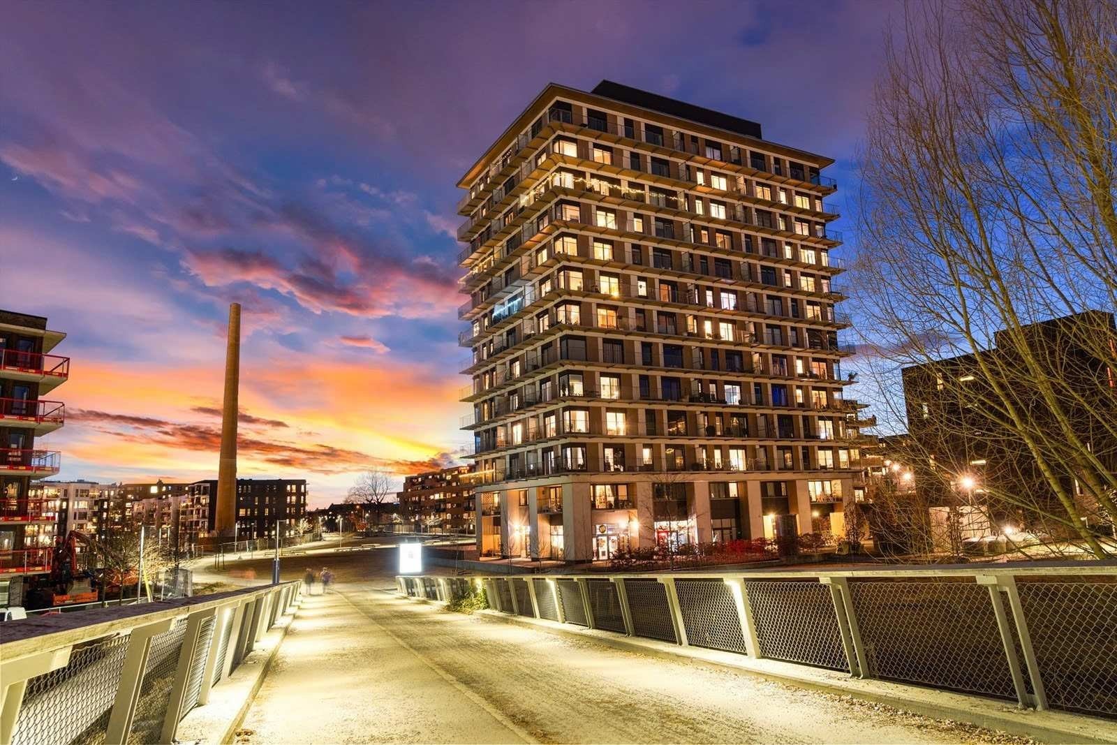 Høyhuset ligger fint til med butikker og restauranter i umiddelbar nærhet. Galleribilde