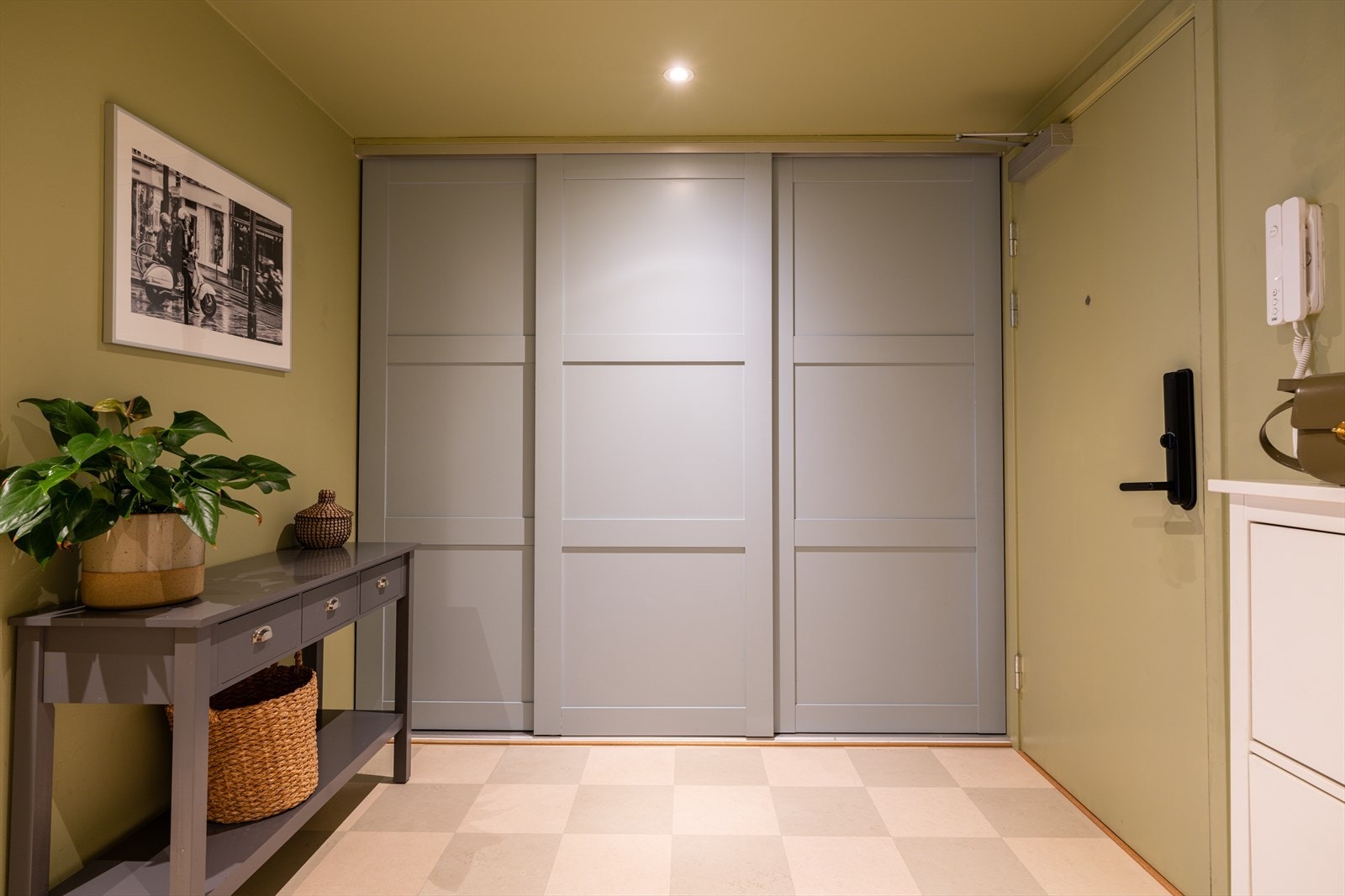 Entréen er utstyrt med en plassbygget skyvedørsgarderobe som gir rikelig med oppbevaringsplass til yttertøy og sko. I tillegg er boligen utstyrt med Yale Doorman, som gir en praktisk og trygg nøkkelfri adgangsløsning. Galleribilde