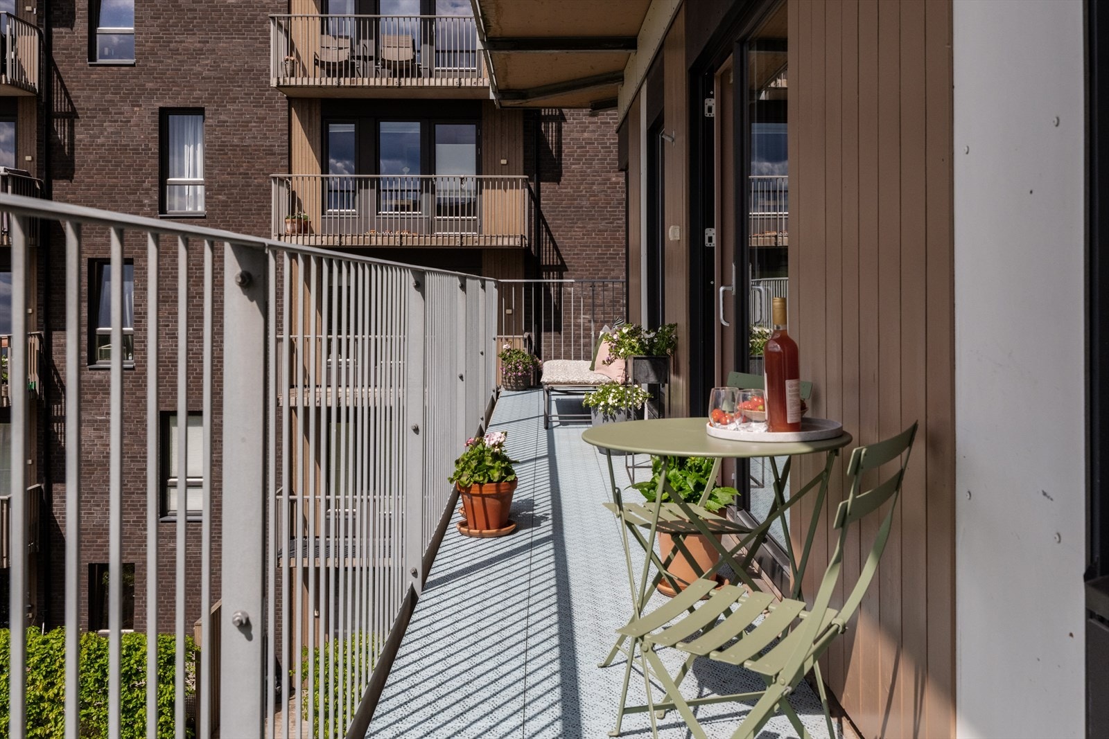 Balkongen går rundt hele leiligheten - flott for både barn og voksne! Galleribilde