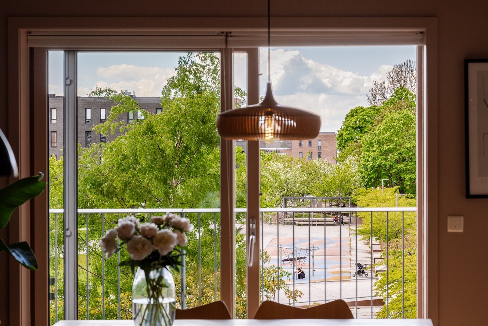 Stor skyvedør i glass gir en sømløs overgang mellom inne- og uterom. Galleribilde