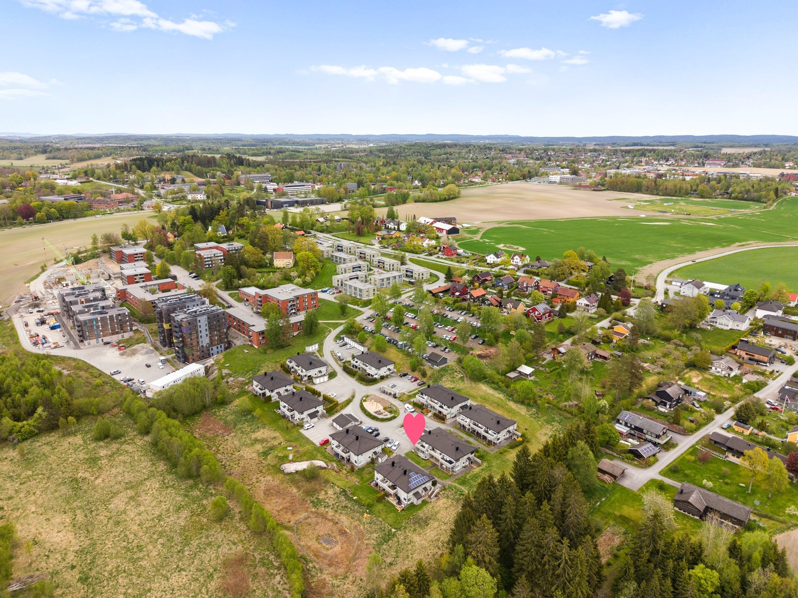 Leiligheten ligger rett ved skog og mark, NMBU og med sykkeldistanse til Ås sentrum Galleribilde