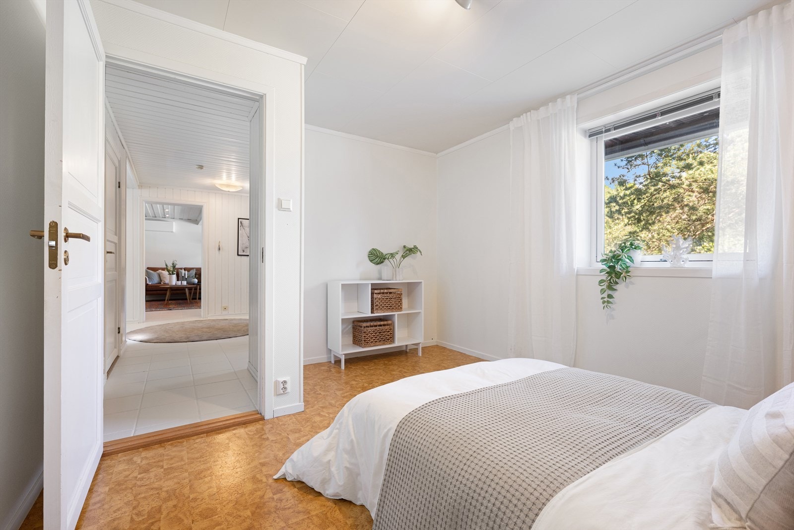 Soverommet har plass til dobbeltseng, nattbord og garderobeløsning i tillegg til for eksempel en pult og bokhylle. Galleribilde