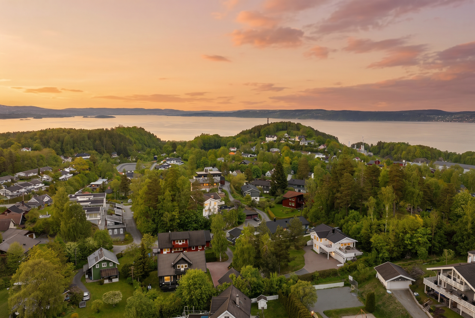 Boligen ligger i et etablert og familievennlig boligområde på Bjerkås. Galleribilde
