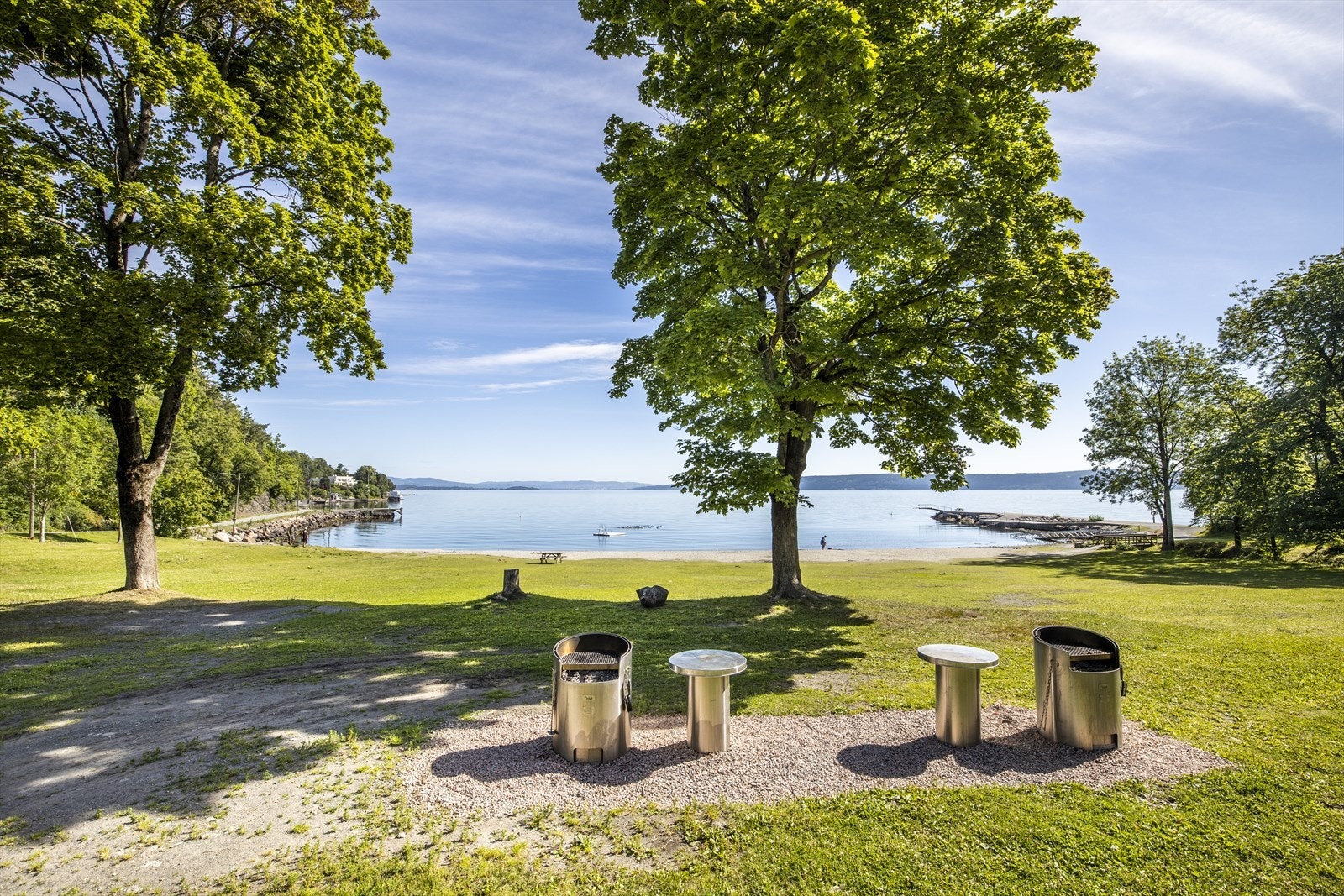 Kyststien som går langs Sjøstrand fører videre til flere andre bademuligheter og Vollen sentrum. Galleribilde