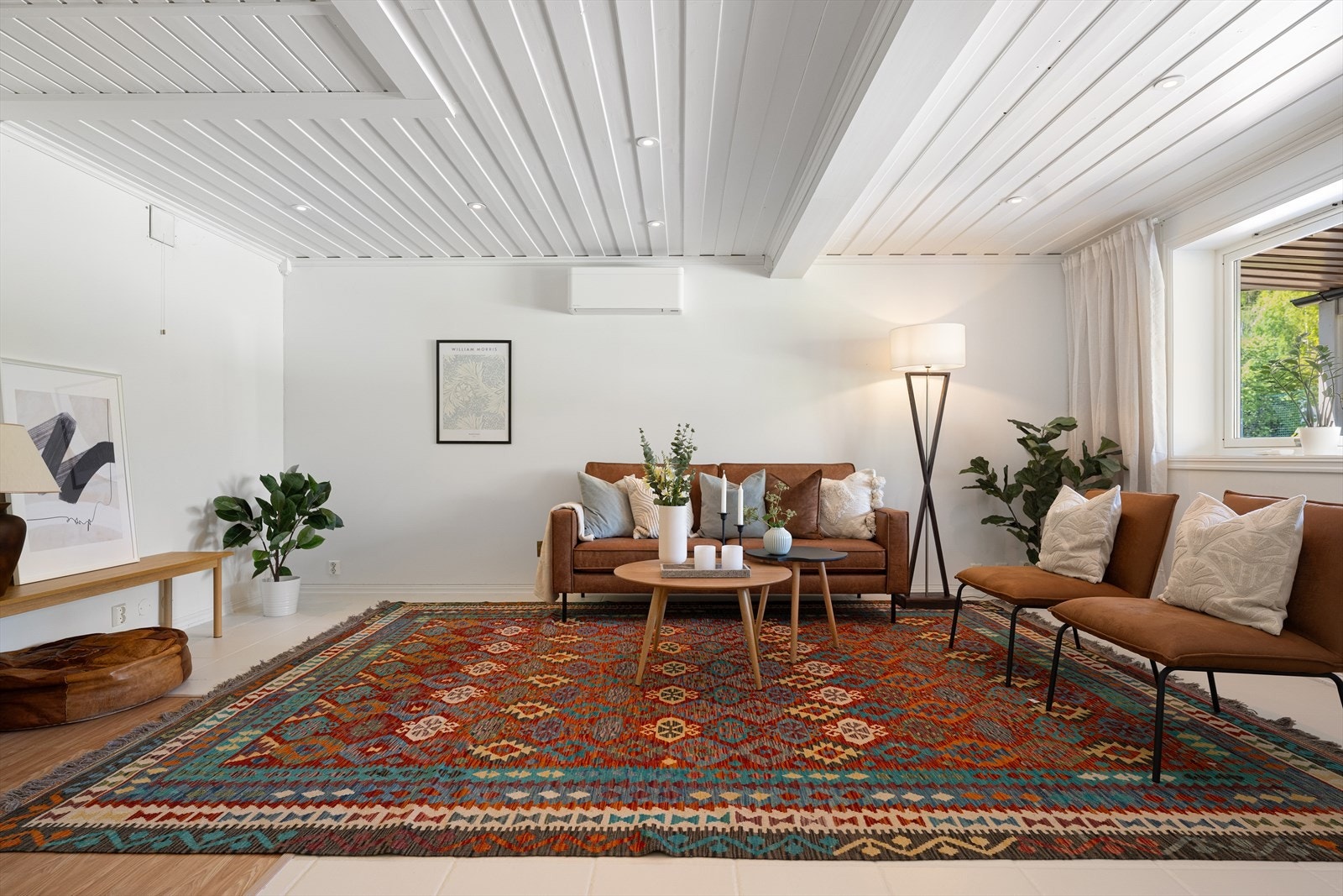 I boligens underetasje er det en romslig stue med plass til hele familien. Galleribilde