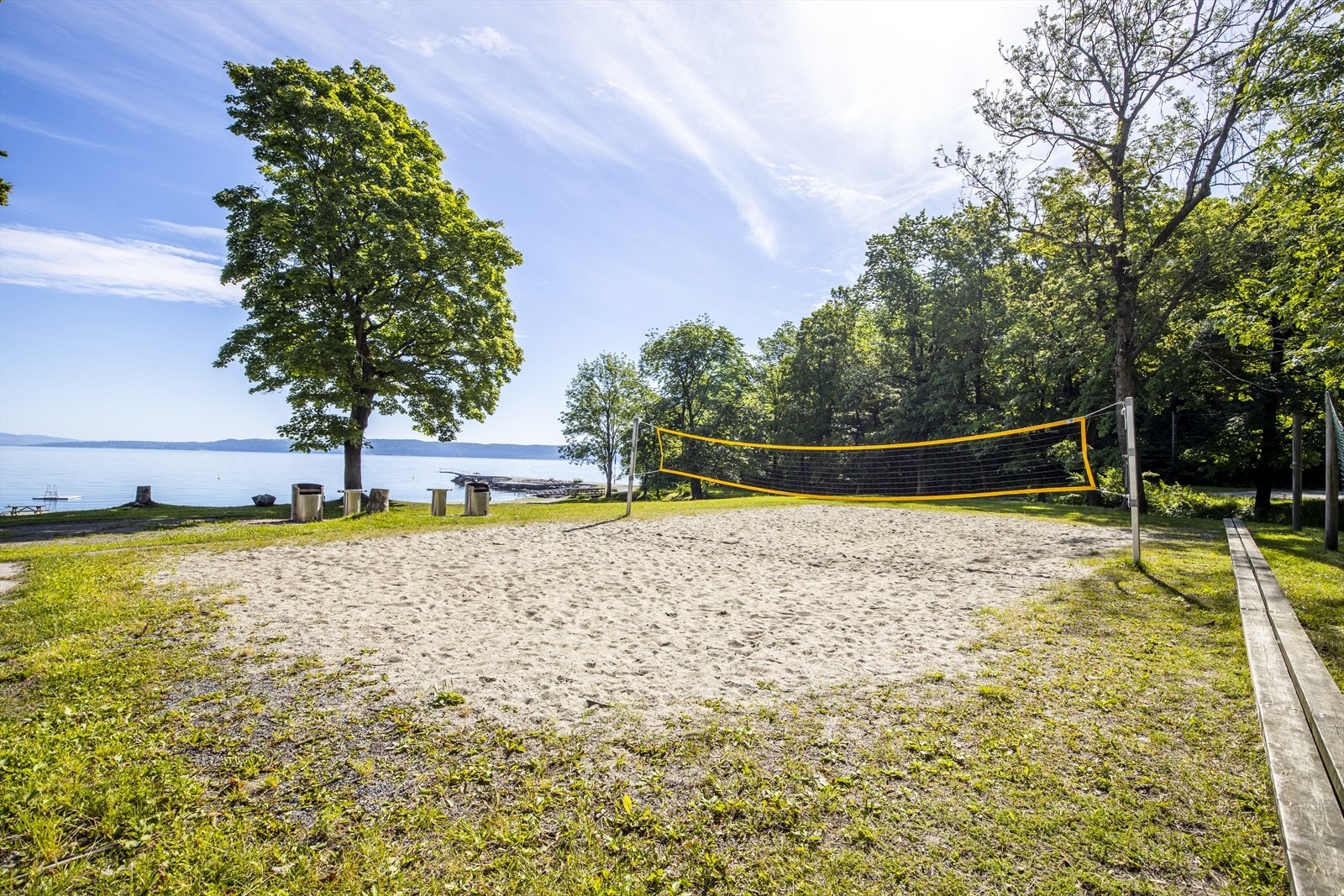 Sjøstrand er en internasjonal miljøsertifisert strand som oppfyller strenge krav til høy vannkvalitet, god sikkerhet, service og miljøinformasjon. Galleribilde