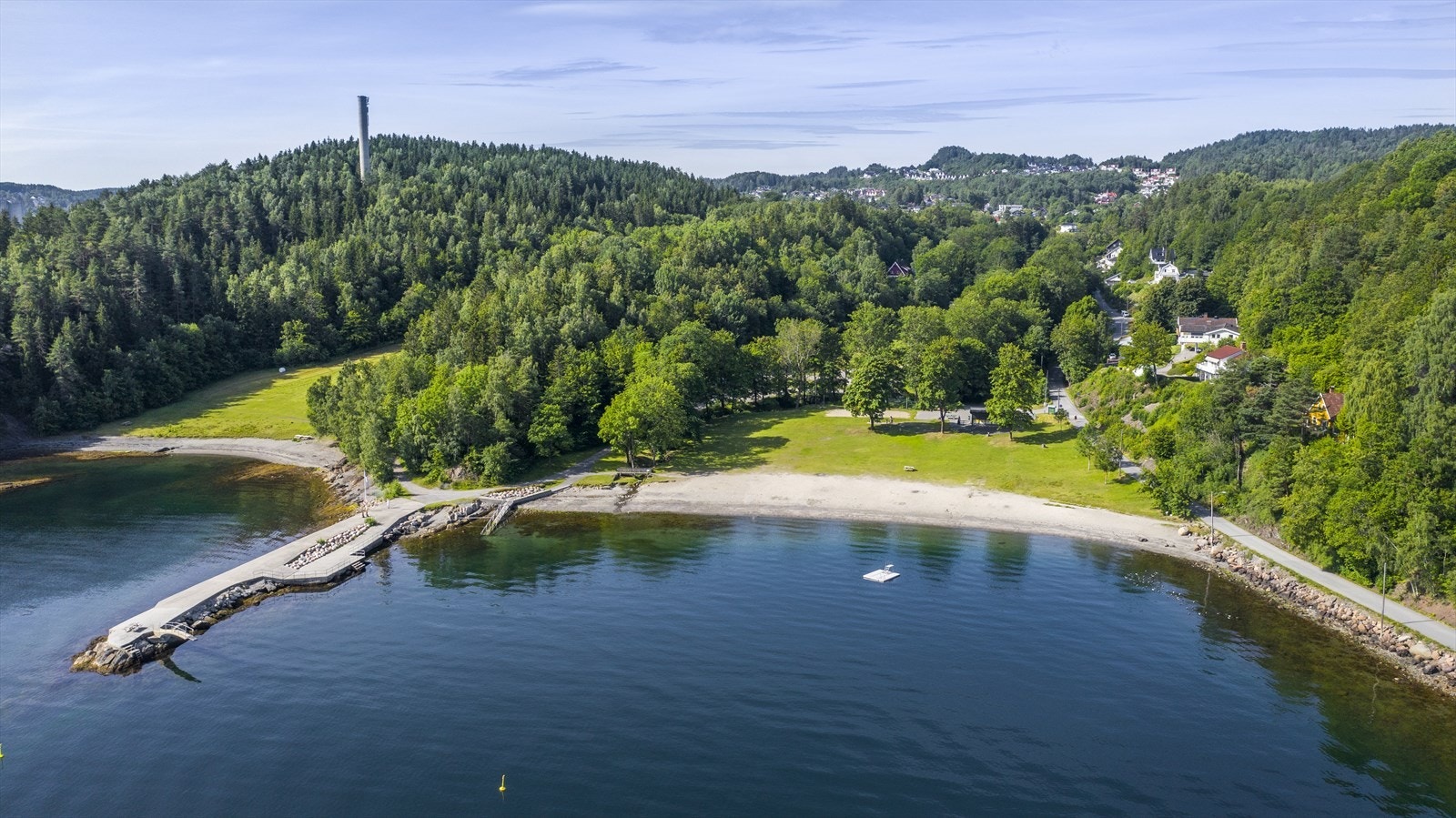 Ca. 10 minutter fra boligen er det kort vei til Sjøstrand som er en populær og hyggelig strand med stupetårn, flytebrygge, kiosk mm. Galleribilde