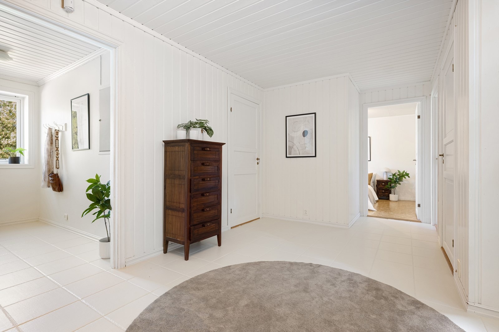 Gangen i underetasjen har trepanel på veggene og binder sammen soverommene, badet og trappen til hovedetasjen. Galleribilde