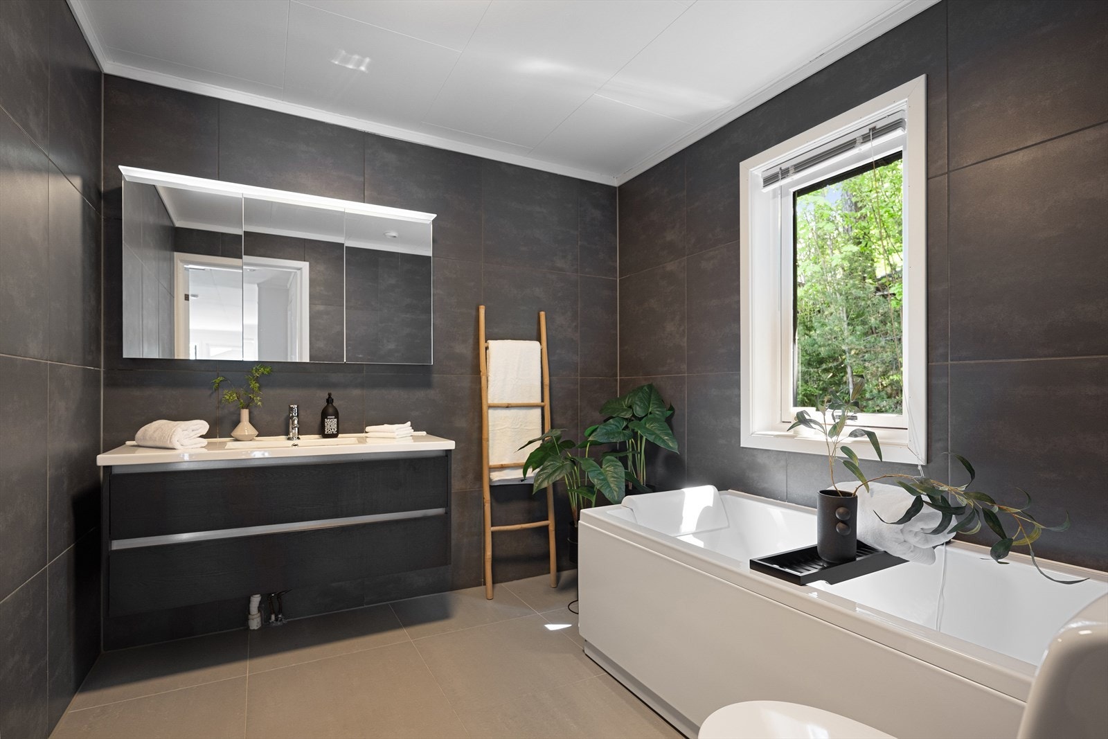 Badet i første etasje ble oppgradert i 2021 med ny innredning og badekar. Galleribilde
