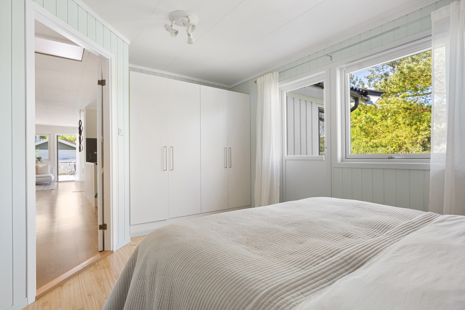 I første etasje ligger hovedsoverommet med egen utgang til en privat balkong. Galleribilde