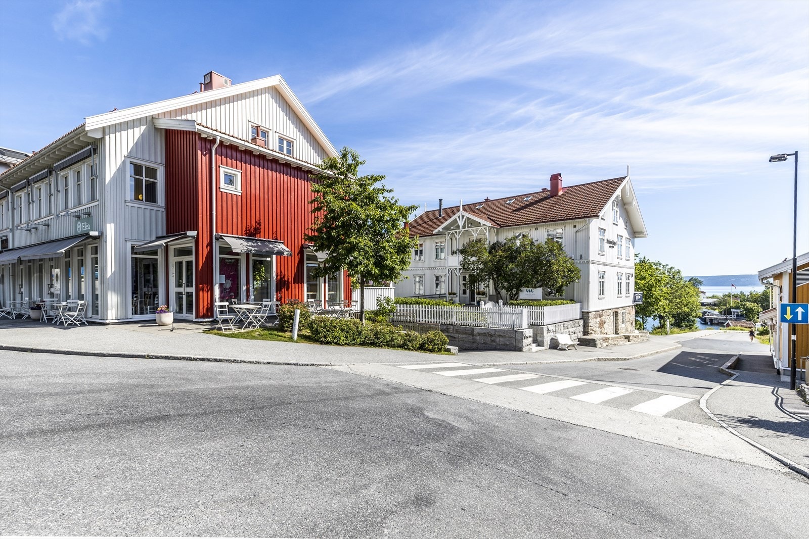 Vollen sentrum er idyllisk med flere restauranter ved fjorden, lokale butikker og bakeri. Galleribilde