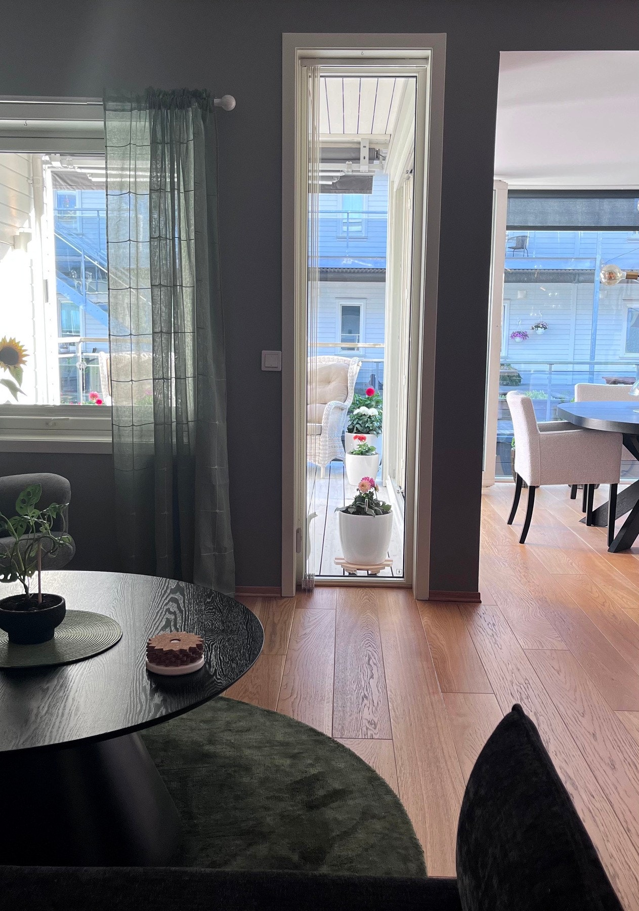 Her ser fra sofaen og mot balkongen Galleribilde
