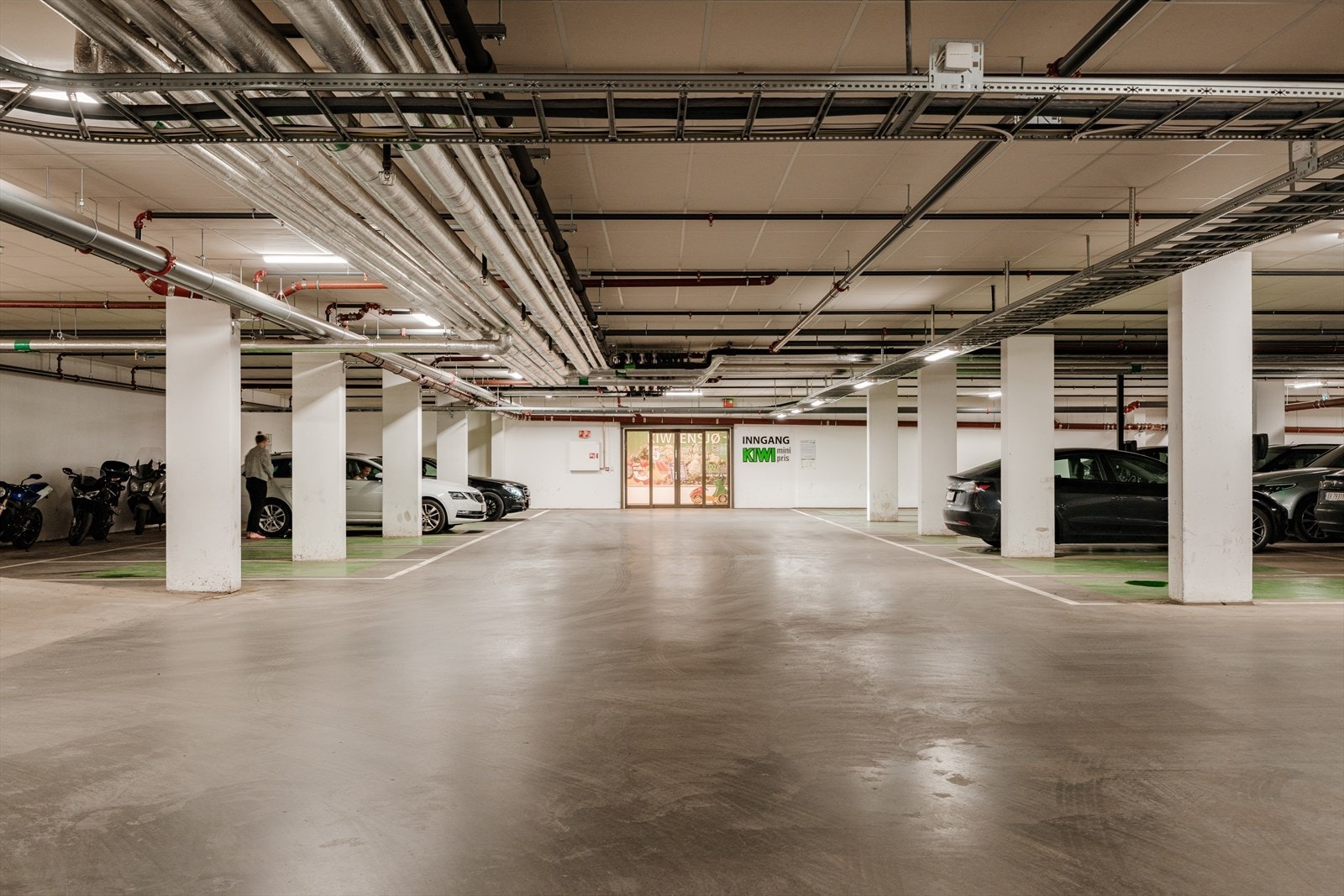 Fra leiligheten kan du gå tørrskodd ned til dagligvareforretningen KIWI som har inngang fra sameiets parkeringskjeller - det kan man kalle hverdagsluksus! Galleribilde