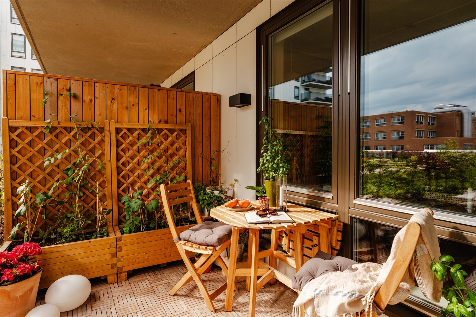 Terrassen byr på en lun og koselig krok - det perfekte sted å ta med frokosten ut en deilig vår eller sommerdag. Galleribilde