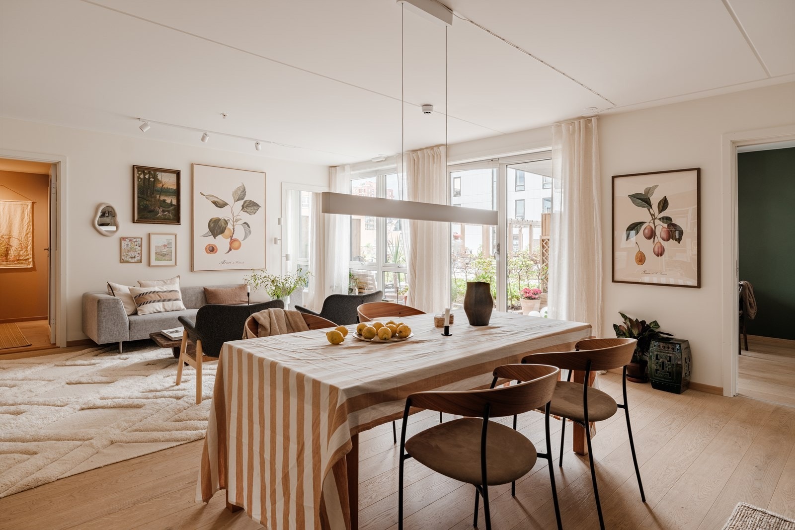 De store vindusflatene sørger for rikelig med innslipp av hyggelig dagslys til oppholdsrommet. Galleribilde