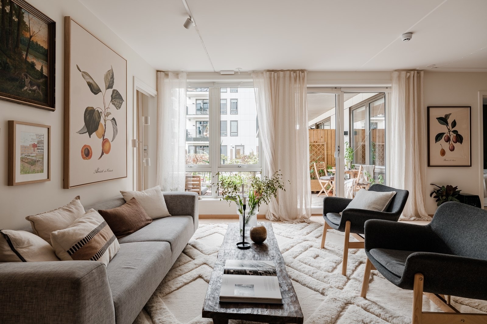Fra stuen er det utgang til leilighetens skjermede og hyggelige uteområde. Galleribilde