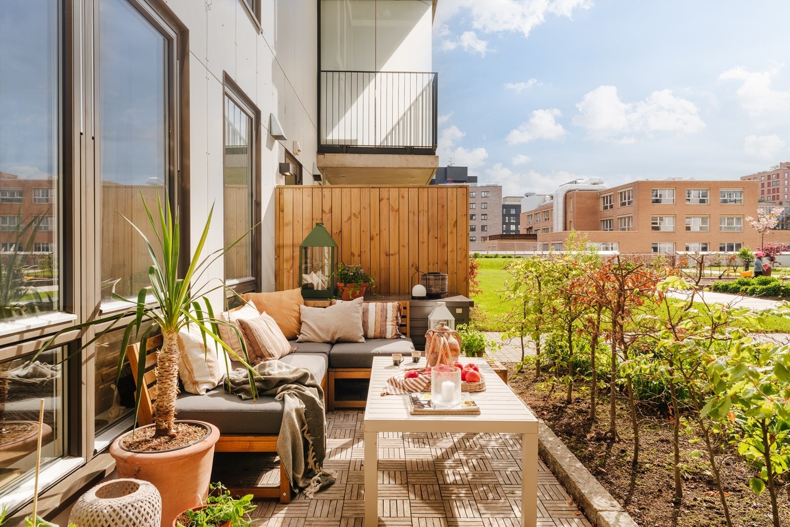 Stor og herlig terrasse med skjermet beliggenhet og hyggelig utsyn over sameiets pent opparbeidete fellesområde. Galleribilde