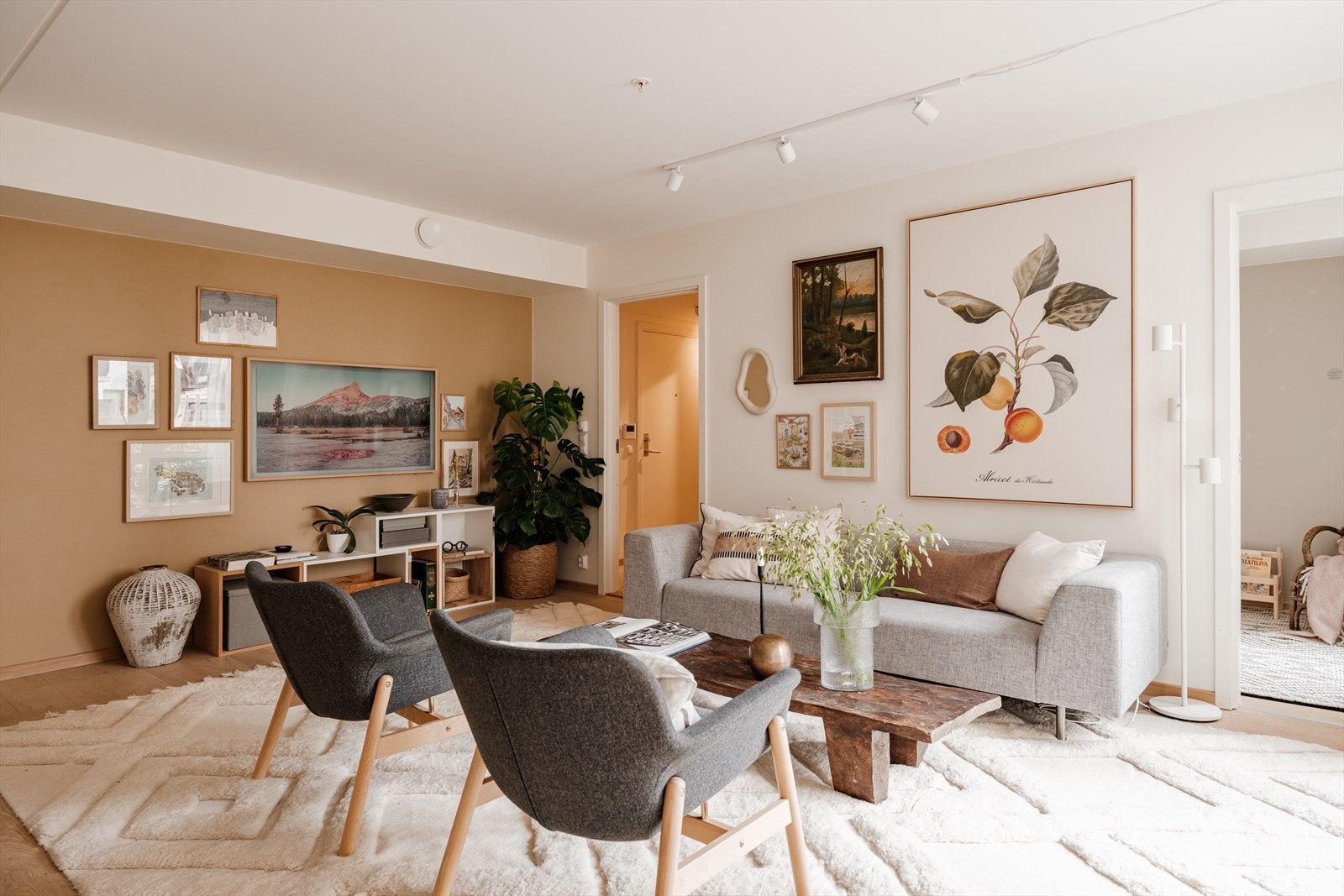 Innvendige overflater består av en lekker enstavs parkett i hele leiligheten og slette vegger i pene duse toner. Galleribilde
