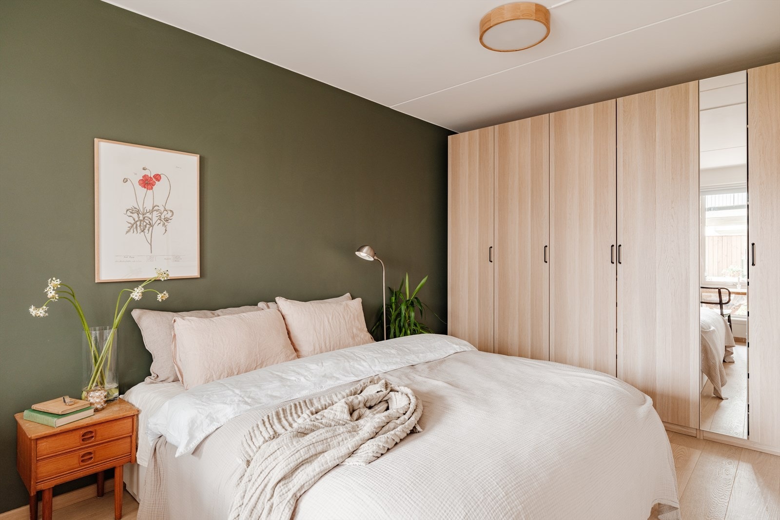 Hovedsoverommet er av den generøse arten og kan by på en stor garderobeløsning samt plass til dobbeltseng og annet ønskelig soveromsmøblement. Galleribilde