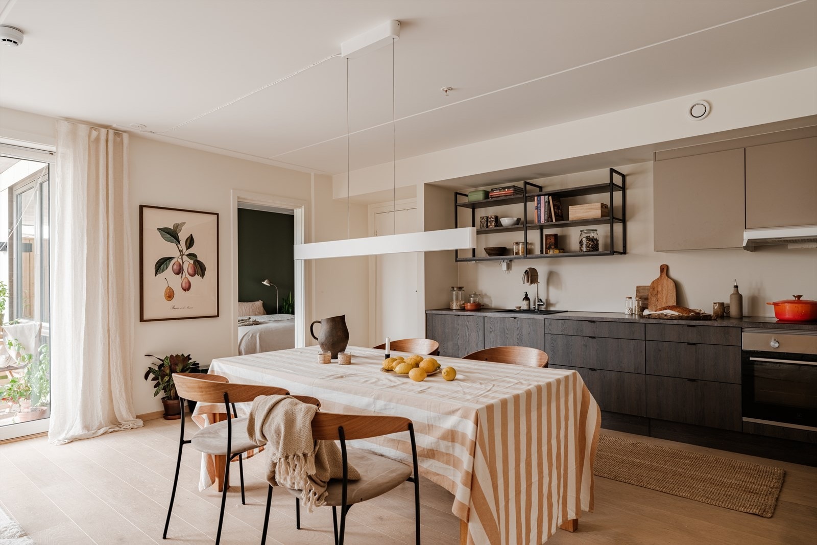 God plass til stort spisebord - perfekt for hyggelige sammenkomster, enten det er en rolig søndagsfrokost eller festlige middagsselskaper det inviteres til. Galleribilde