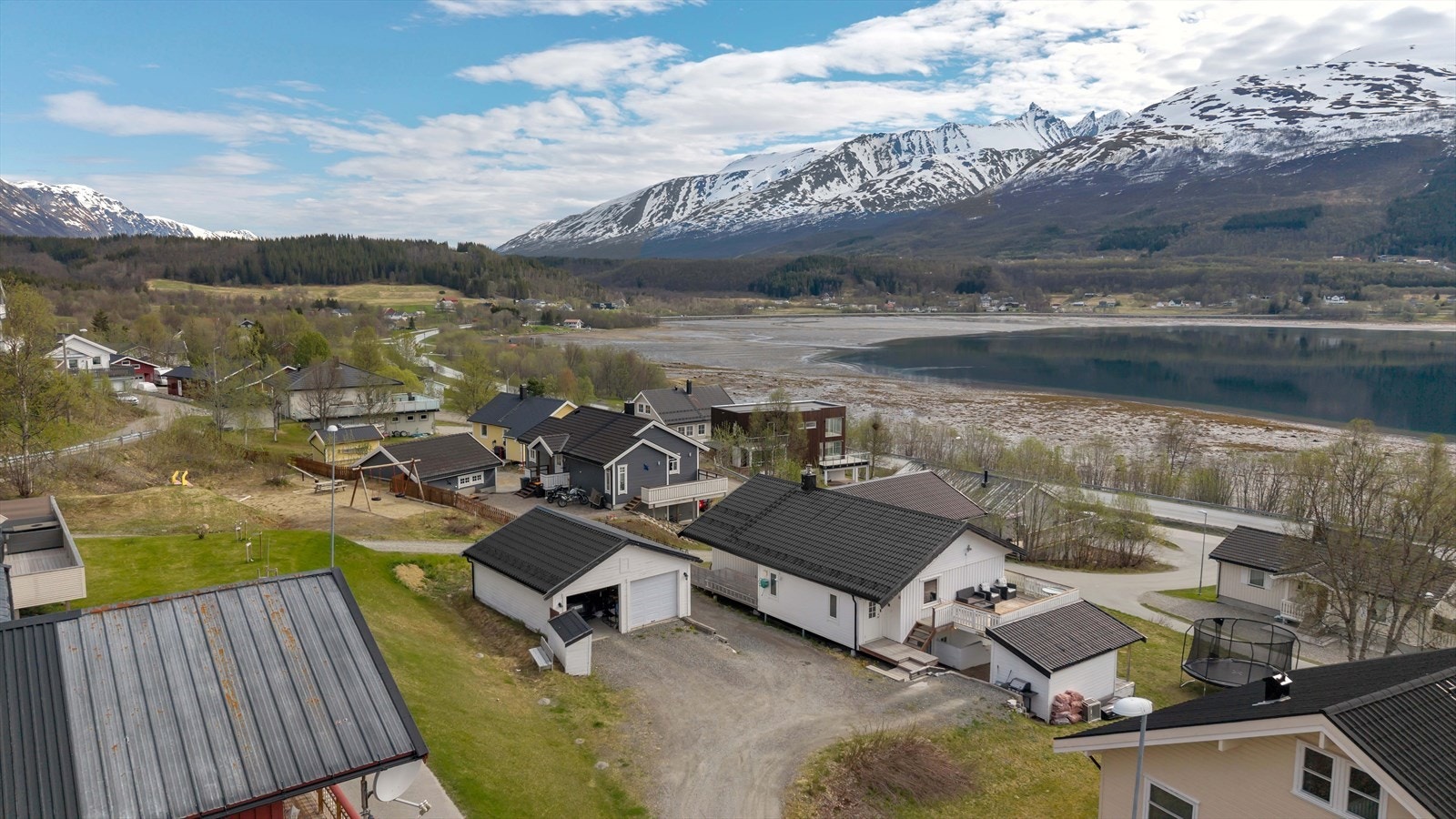 Huset har en landlig plassering i et barnevennlig området, hvor det er 2,5 km til Ramfjord barneskole. Til Tromsø sentrum med alle sine tilbud og muligheter er det 20 km med buss eller bil. Galleribilde
