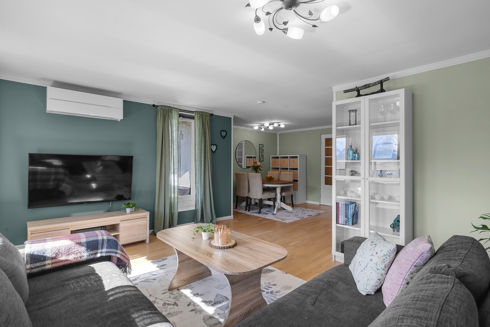 Leiligheten har en praktisk planløsning og har gjennomgående moderne innredninger og fargevalg. Fra stuen er det utgang til en takoverbygd markterrasse og hage på fellesareal. God lagringsplass i innvendige boder og uthus. Galleribilde