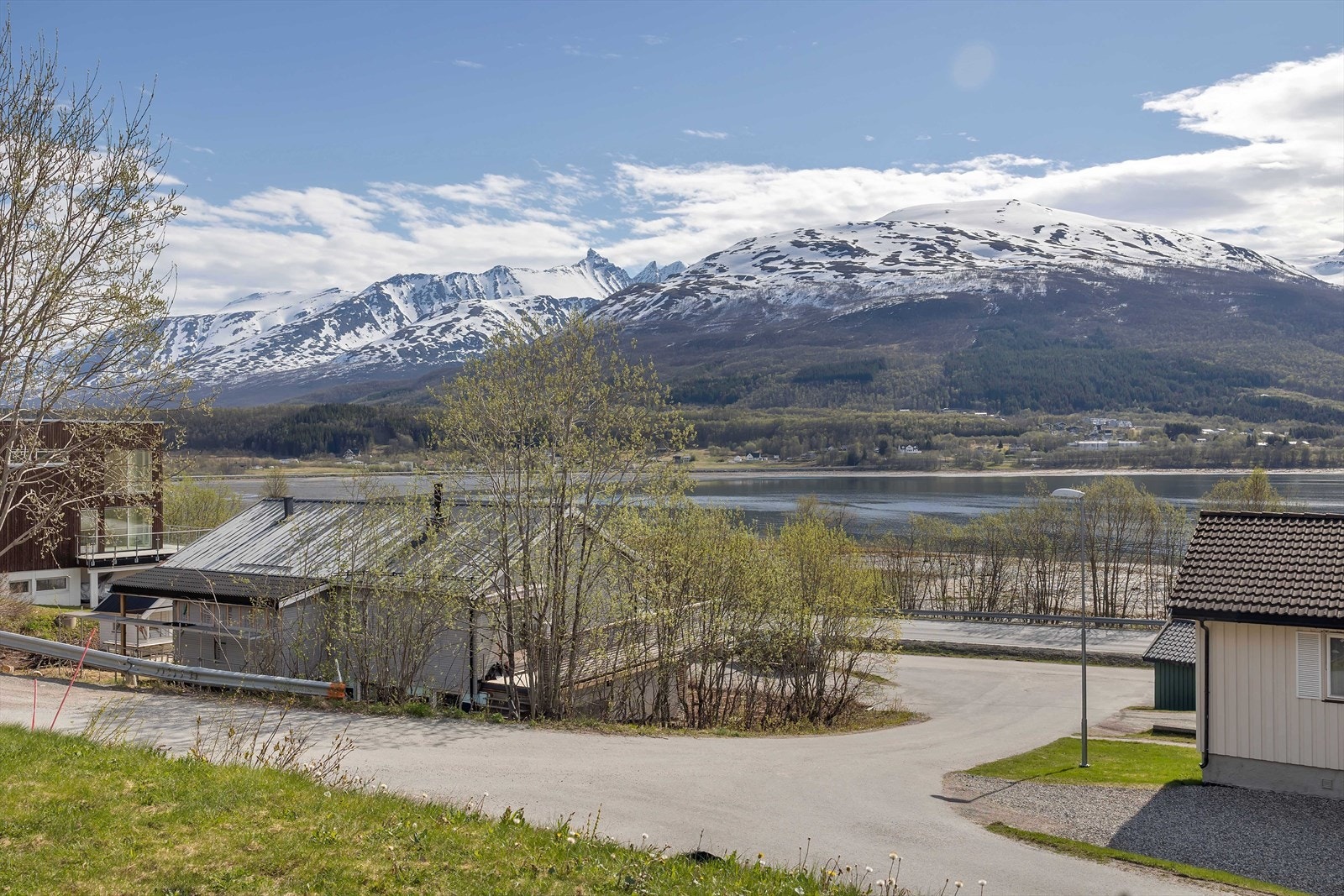 Boligen ligger i et område med noe fortettet bebyggelse i landlige omgivelser "rett før" Fagernes i Ramfjord. Fra boligen er det gangavstand til barnehage og skole på Fagernes. Galleribilde