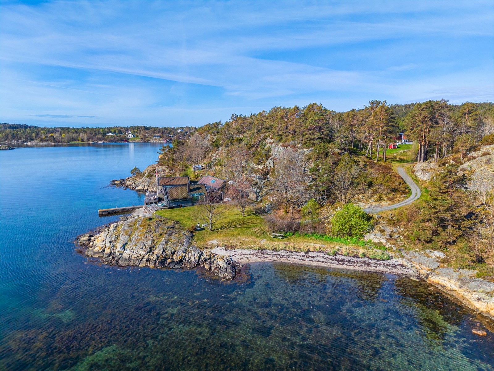 Dronebilde over området. Her bilde av gangveien ned til eiendommen og sandstranden på siden som er privateid men tilgjengelig for allmennheten Galleribilde