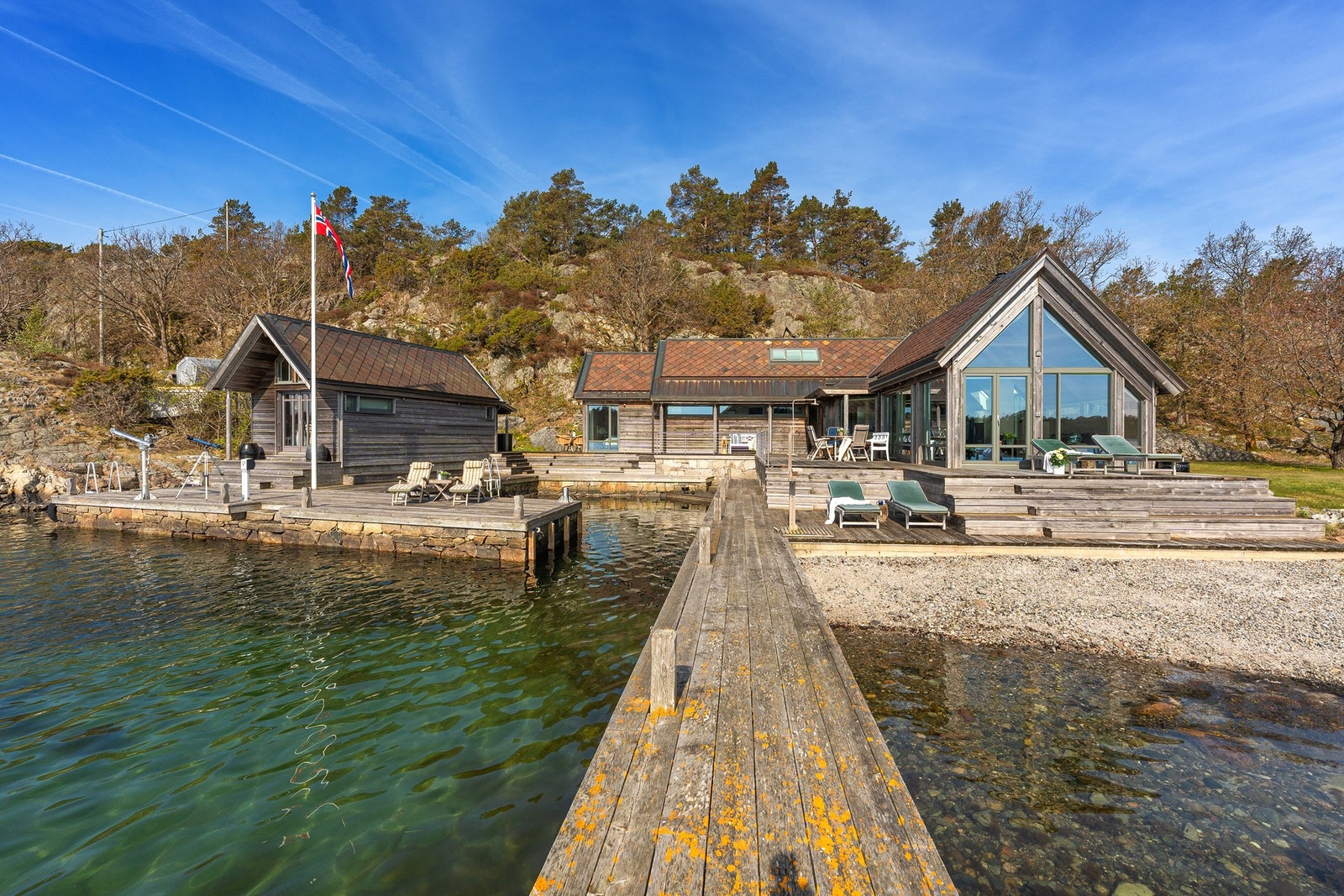 Bilde tatt ytterst på bryggen inn mot hytten Galleribilde