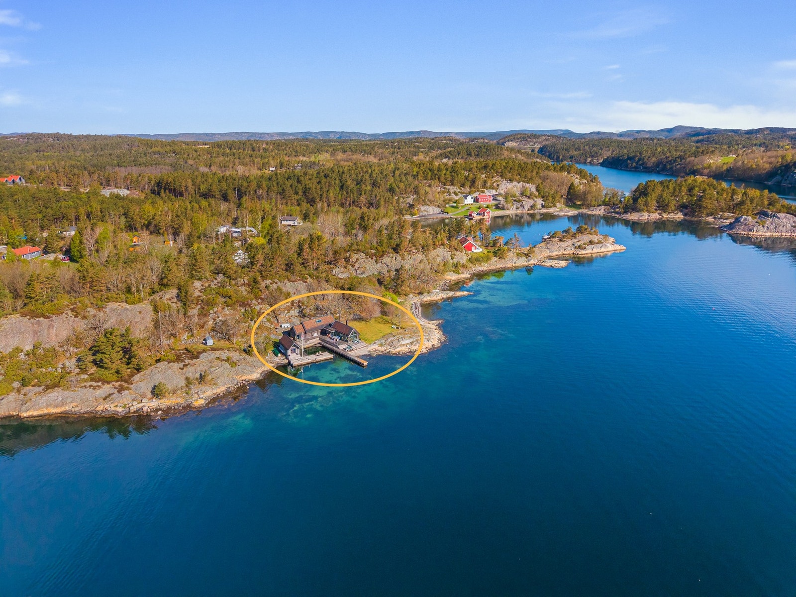 Dronebilde hvor eiendommen er ringet inn Galleribilde