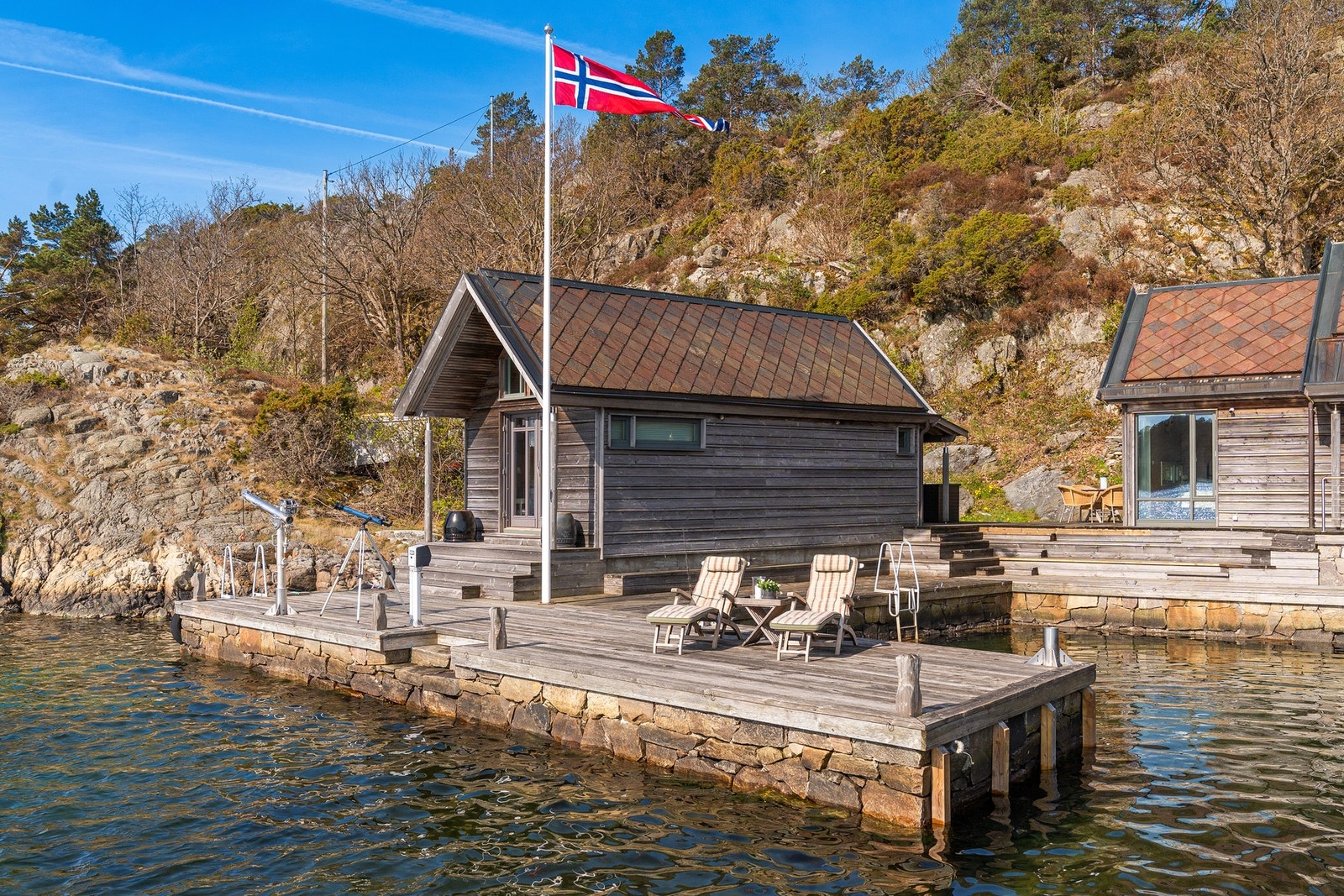 Fra sjøbua med brygge utenfor med god dybde Galleribilde