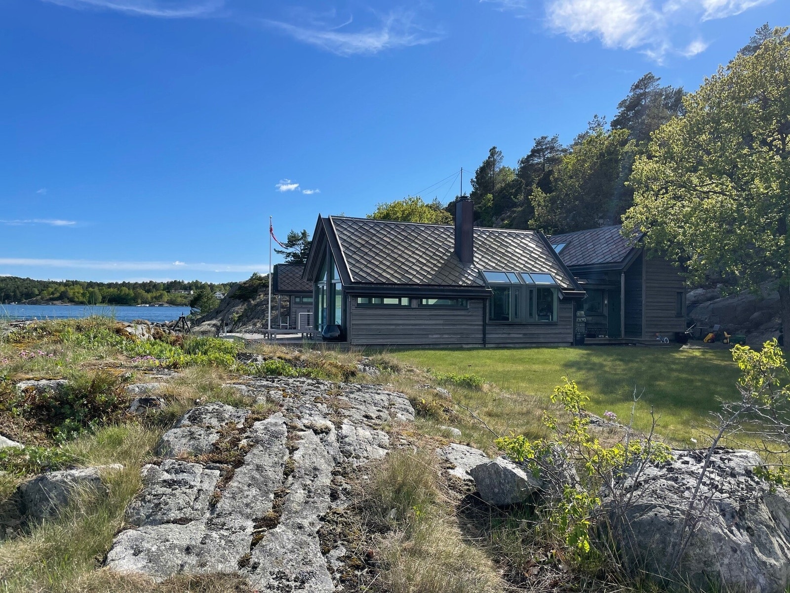 Fra svaberg og hage utenfor hytten Galleribilde