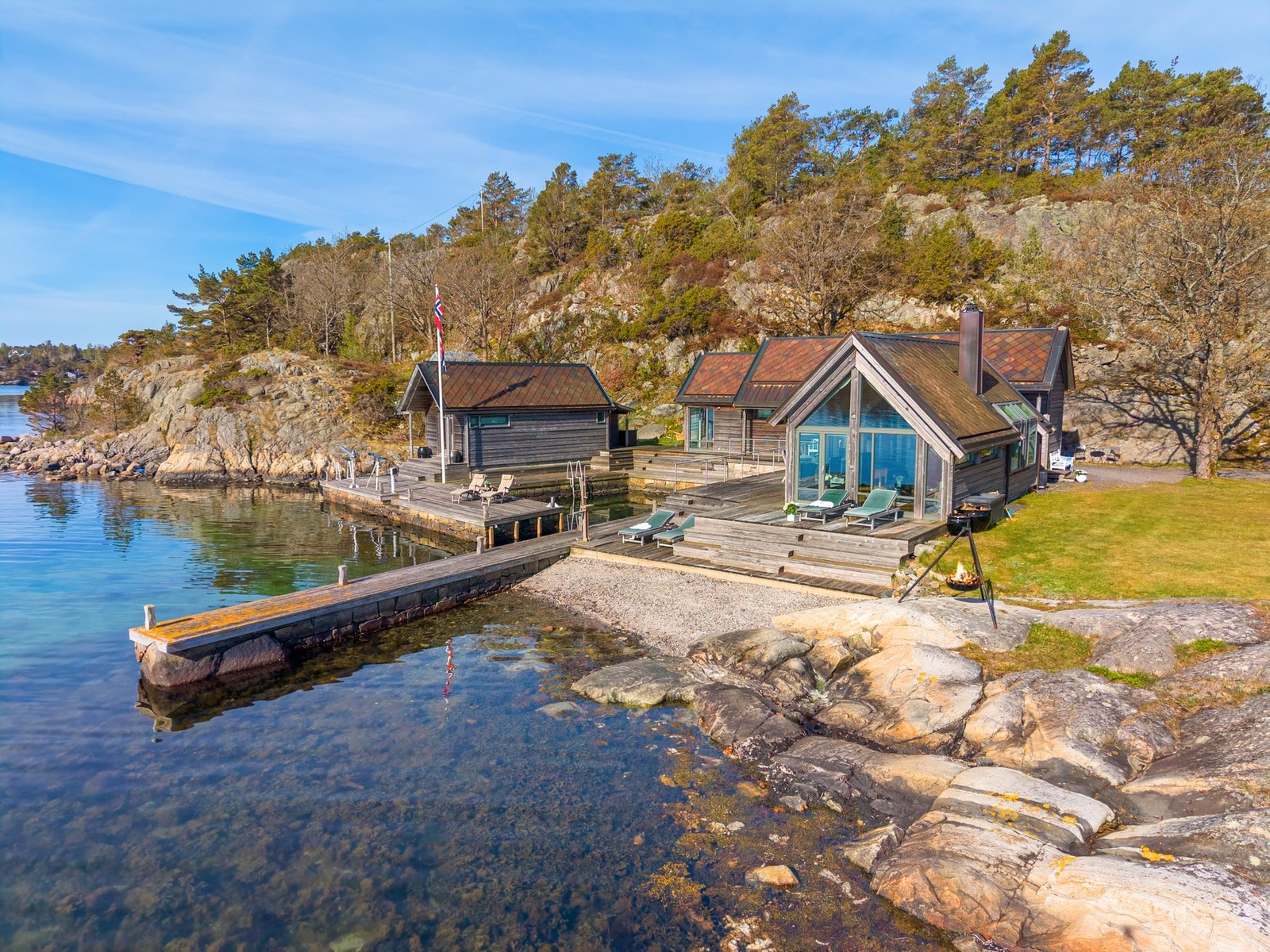 Dette landstedet har en flott plassering - helt i vannkanten Galleribilde