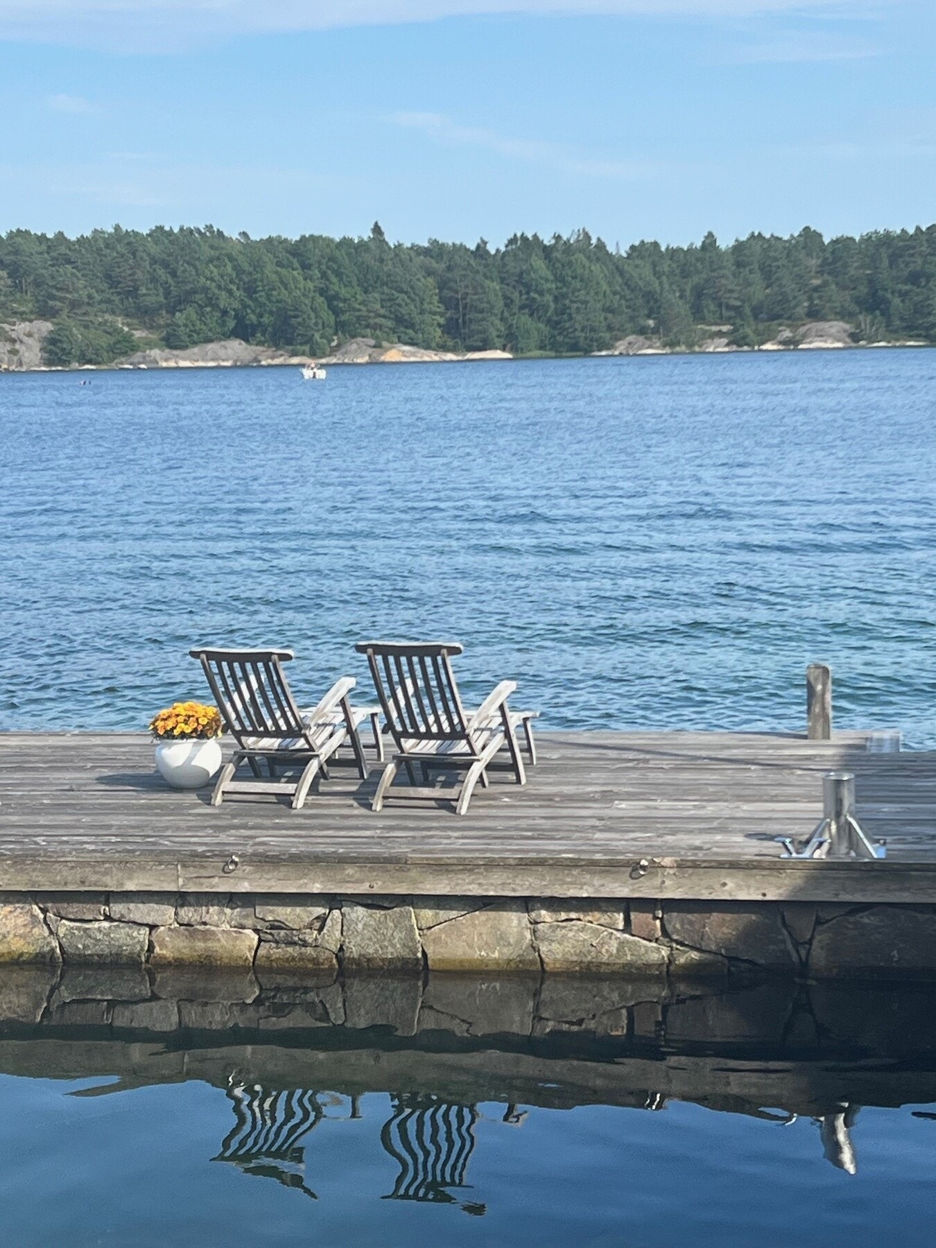 Her kan man ligge i solstoler og nyte solen Galleribilde