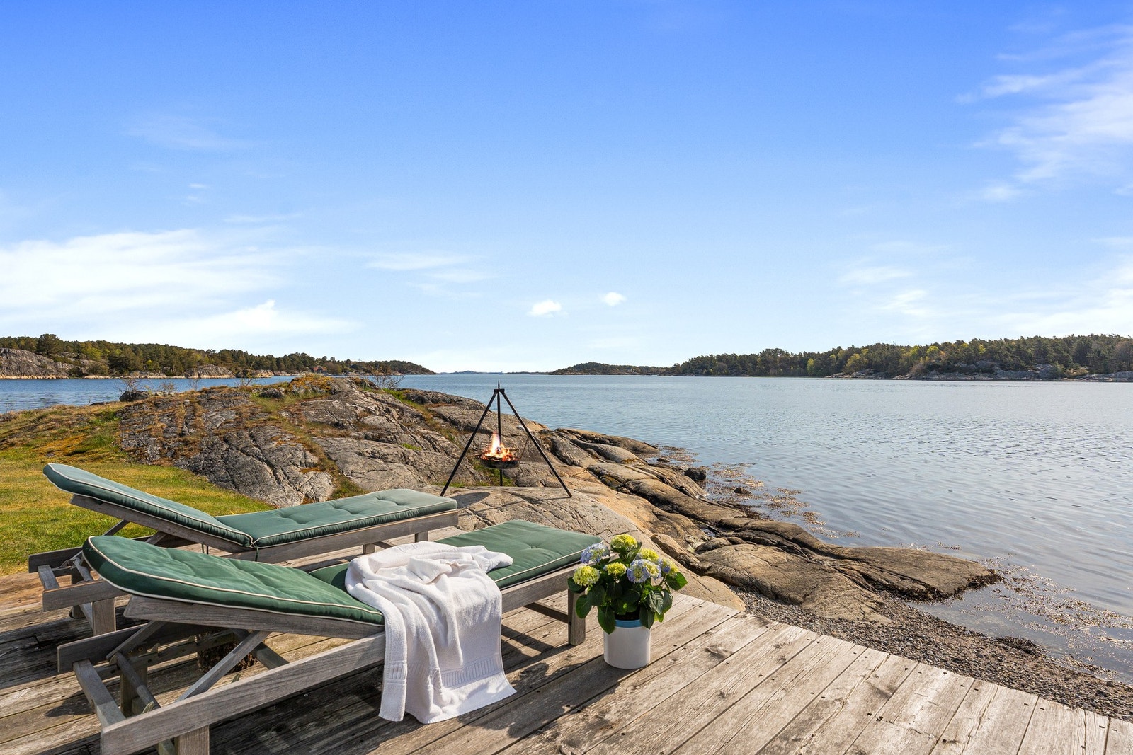 Fra terrasse utenfor hytten hvor man kan nyte sol og utsikt ! Galleribilde