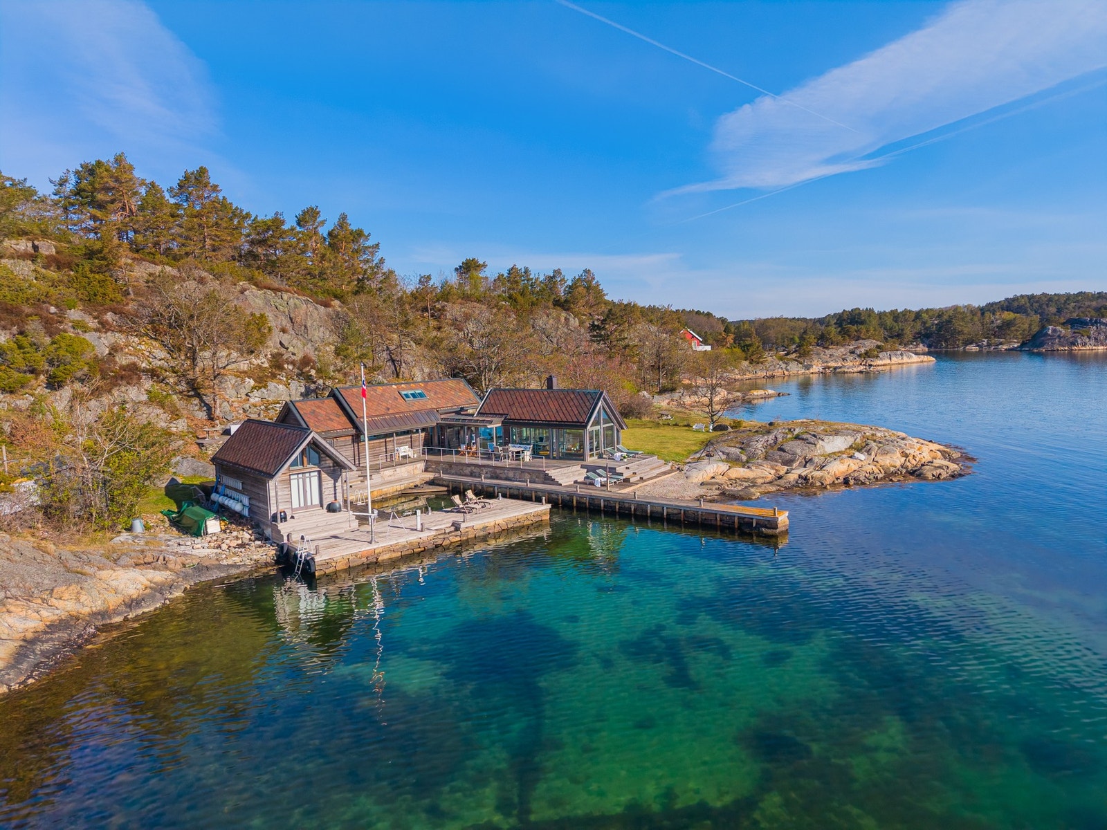 Hytten ligger flott plassert uten naboer Galleribilde