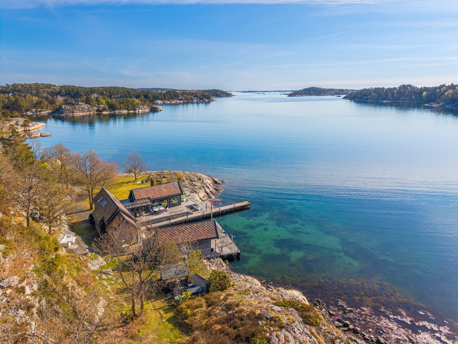 Dronebilde som viser hvor alene eiendommen ligger - vendt ut mot flott skjærgård Galleribilde
