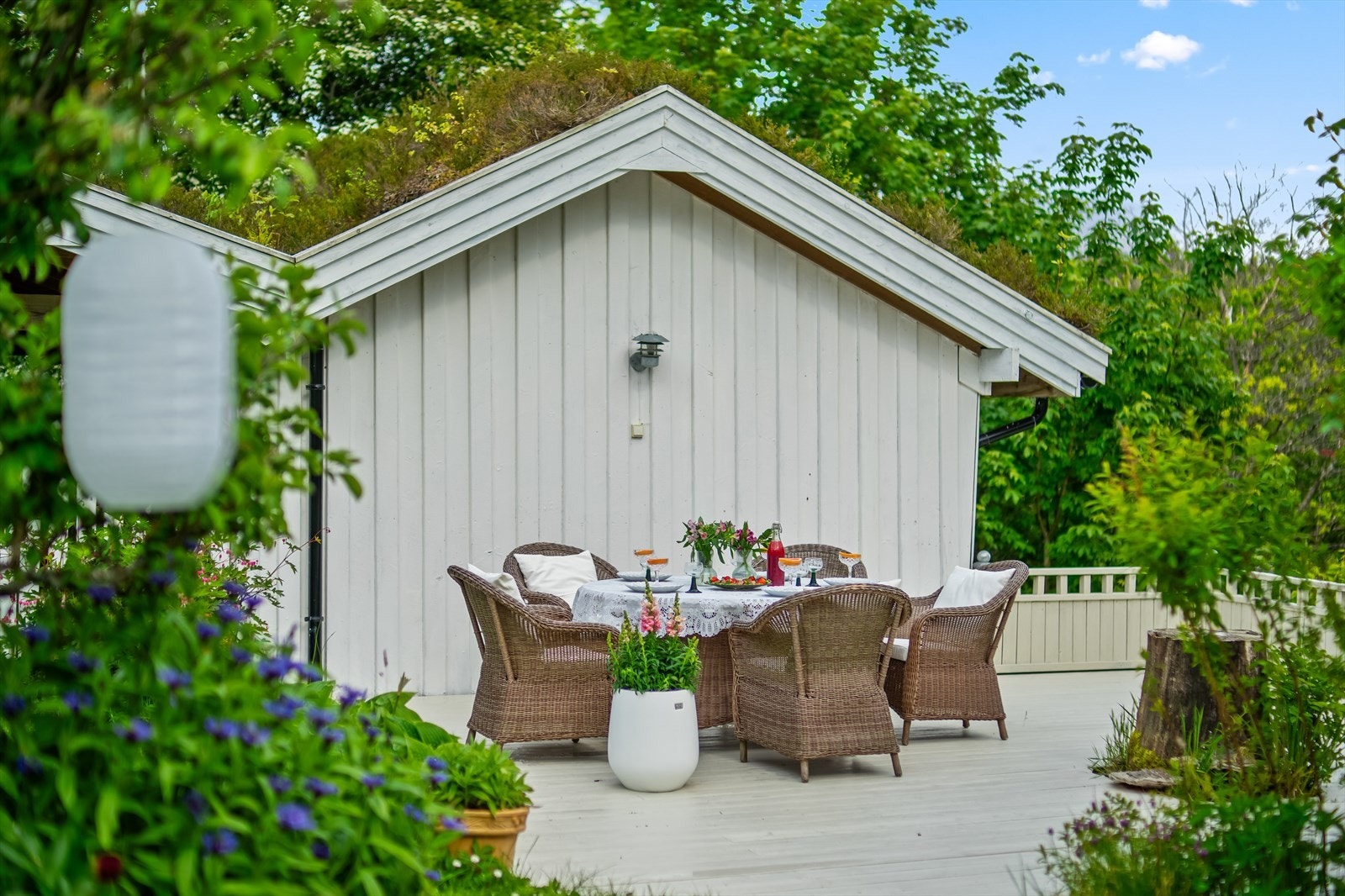Solrik og usjenert terrasse ved smia Galleribilde