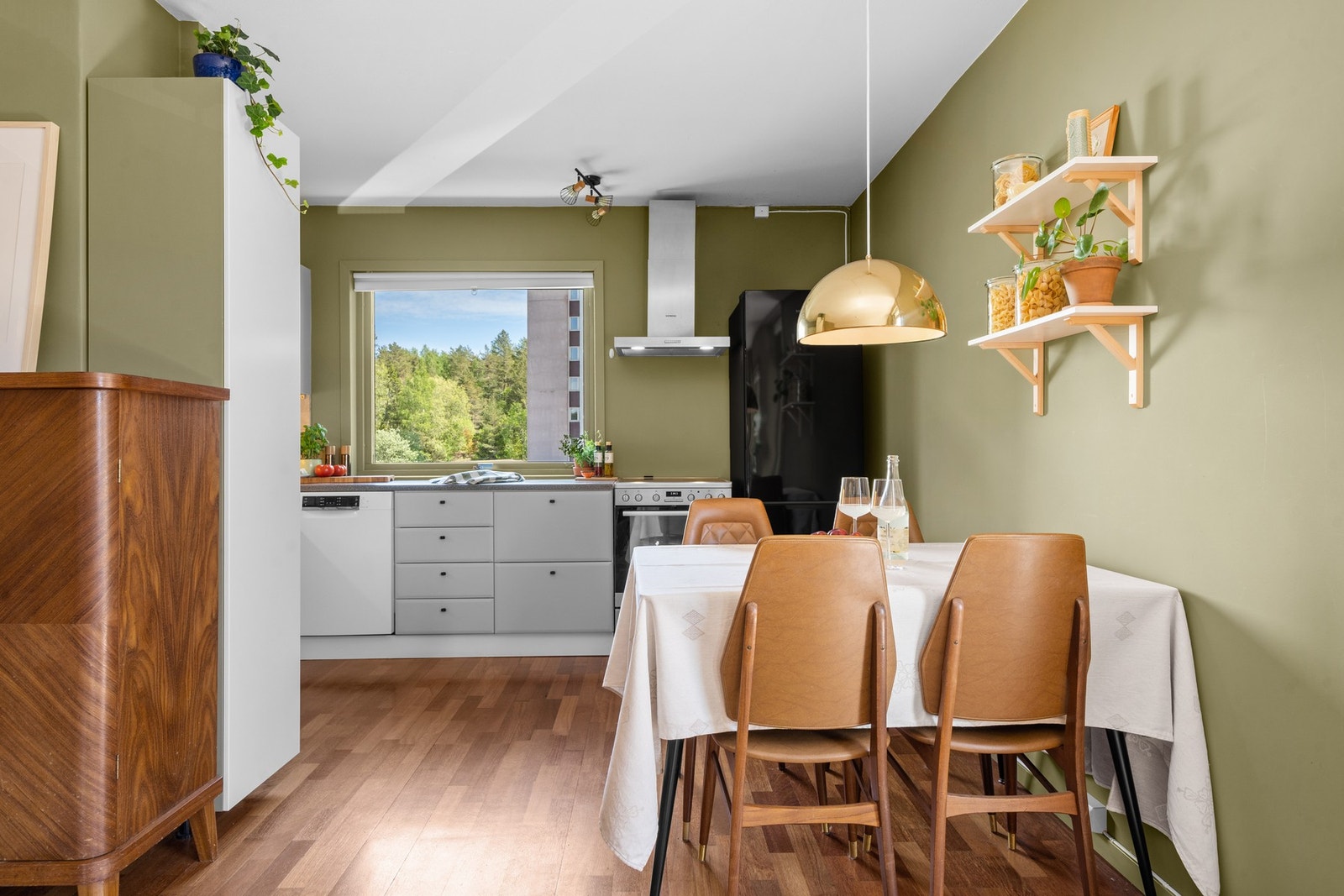 Kjøkkenet ligger i en halvåpen løsning mot stuen, som gir en sosial og luftig romfølelse. Galleribilde