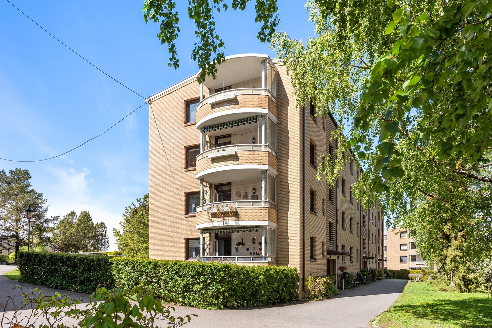 Boligen er plassert i byggets 3. etasje, med en skjermet og hyggelig beliggenhet. Galleribilde