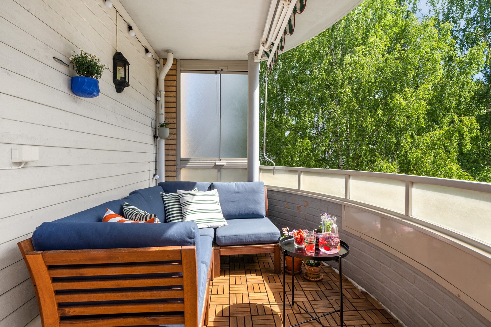 Leiligheten har en stor, sydvendt balkong på ca. 8 kvm. Her er det god plass til utemøbler og grill. Galleribilde