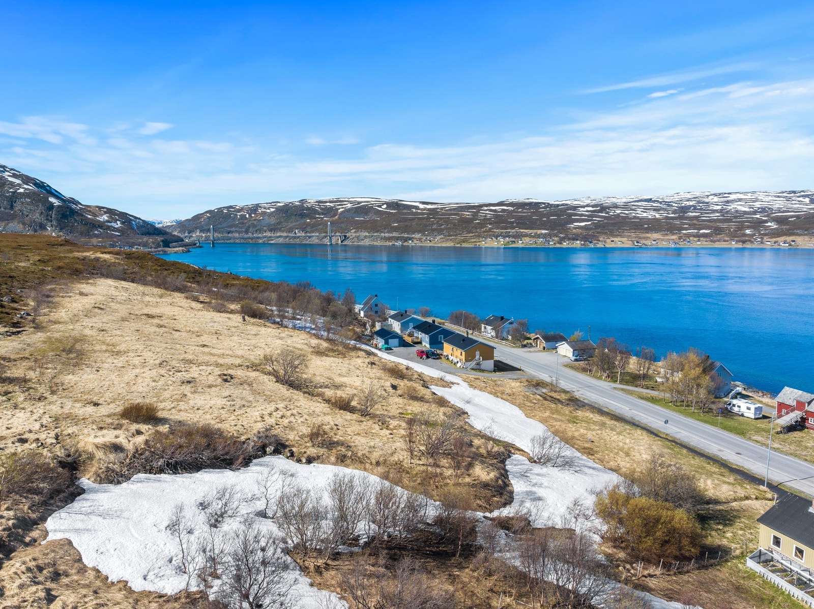Tomten ligger åpent og fritt til med vidstrakt utsikt over Kvalsundet. Galleribilde