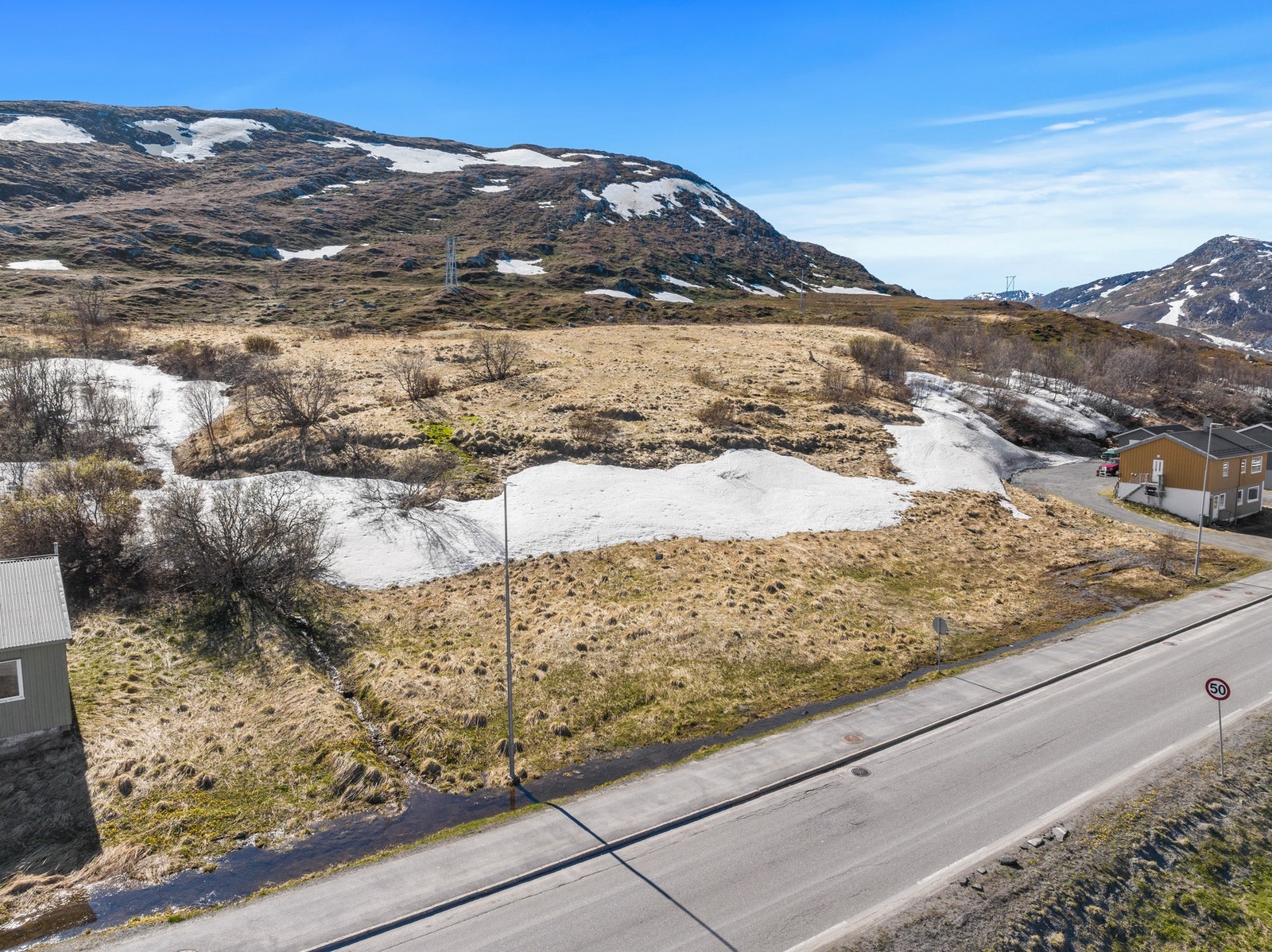 Eiendommen har direkte adkomst fra Kvalsundveien og er omgitt av storslått nordnorsk natur. Galleribilde