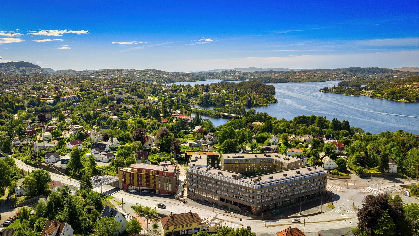 Spisesteder, matbutikk, apotek m.m. i kort gangavstand fra boligen Galleribilde