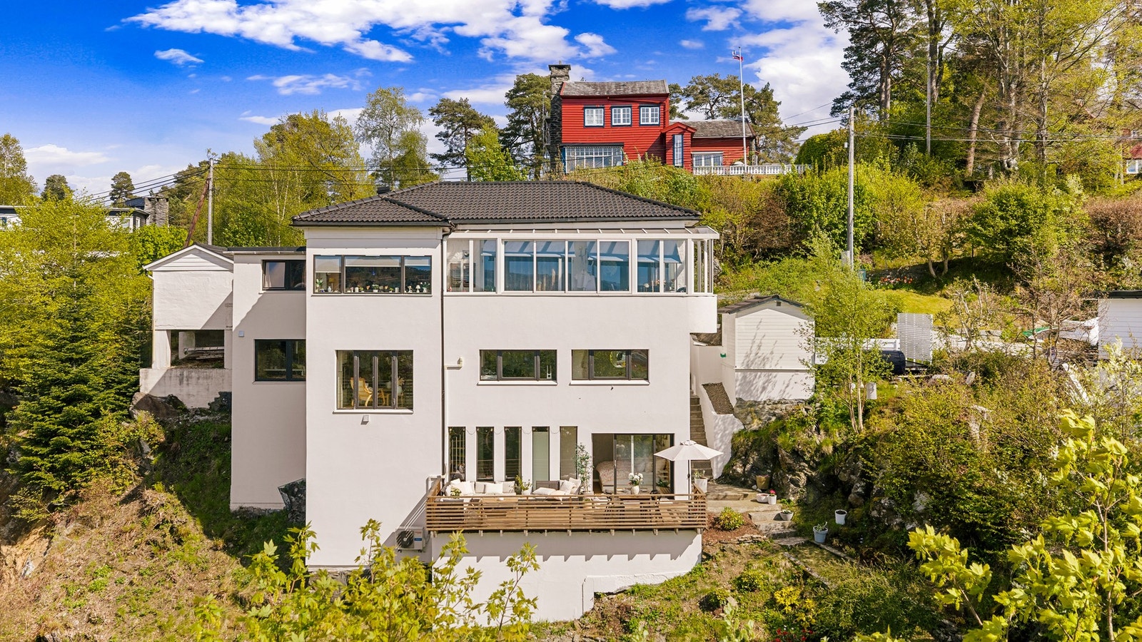 SE VIDEO | Gjennomført del av funkisinspirert-villa | Vestvendt utsikt, kveldssol og attraktiv beliggenhet på Tveiterås Galleribilde