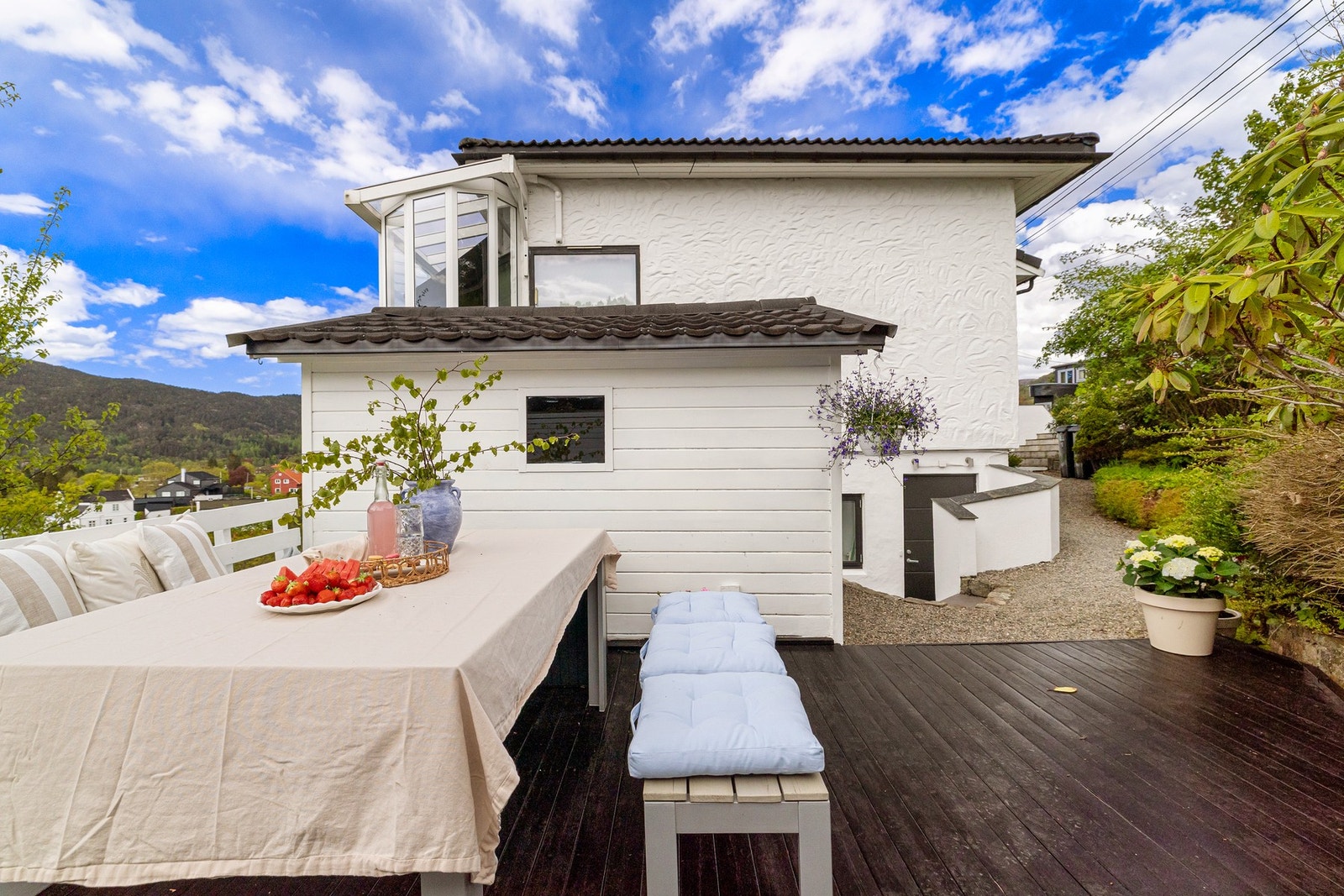 Koselig terrasseplatting ved inngangspartiet. Galleribilde